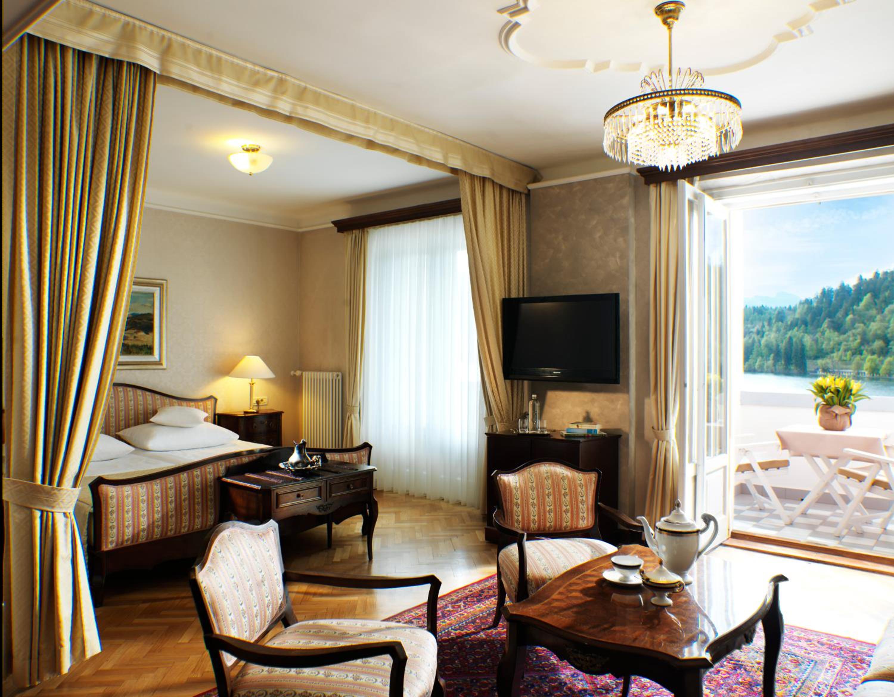Suite with Lake View and Extra Bed - Photo 1
