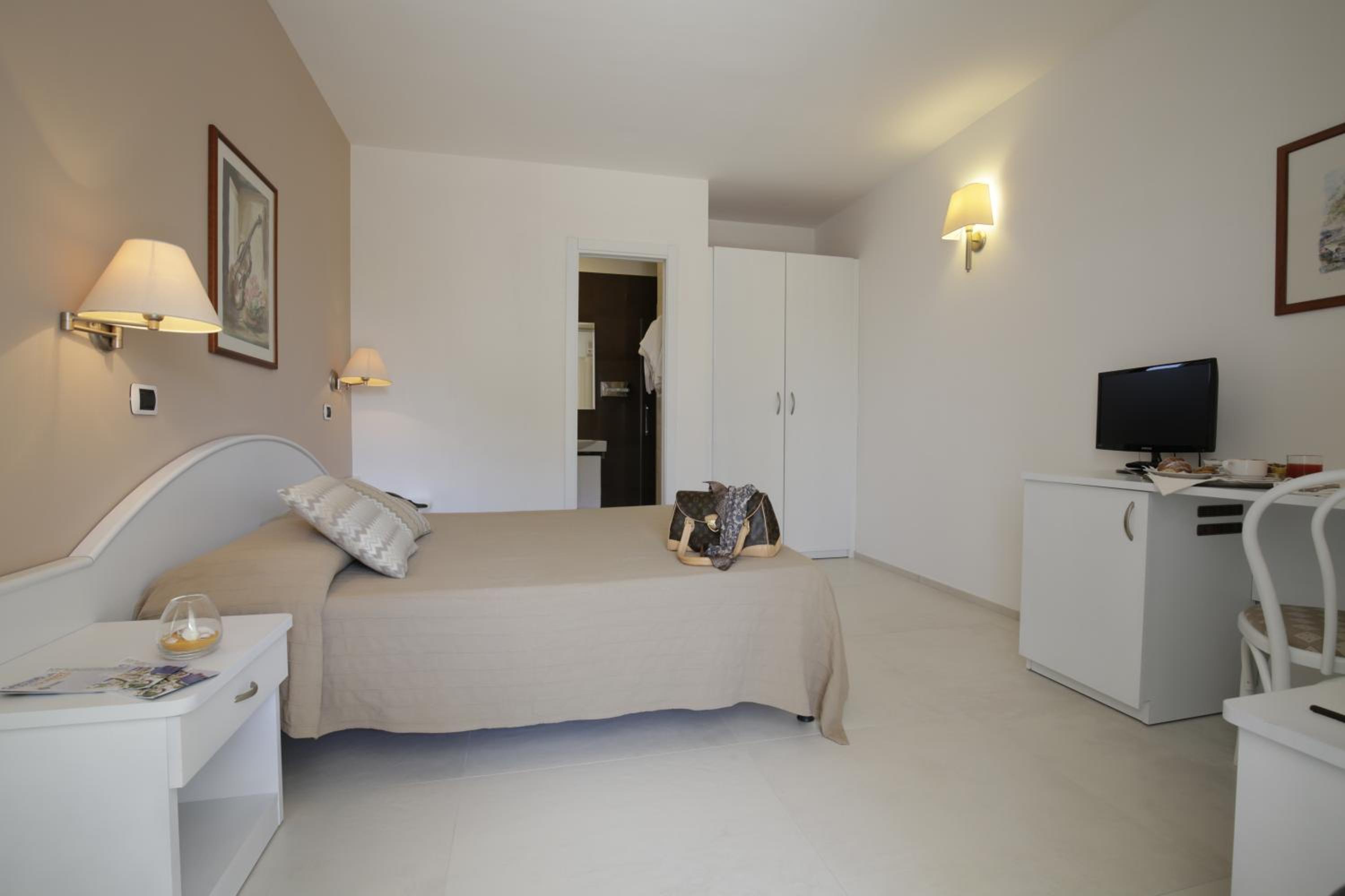 Superior Double Room with Patio photo 3