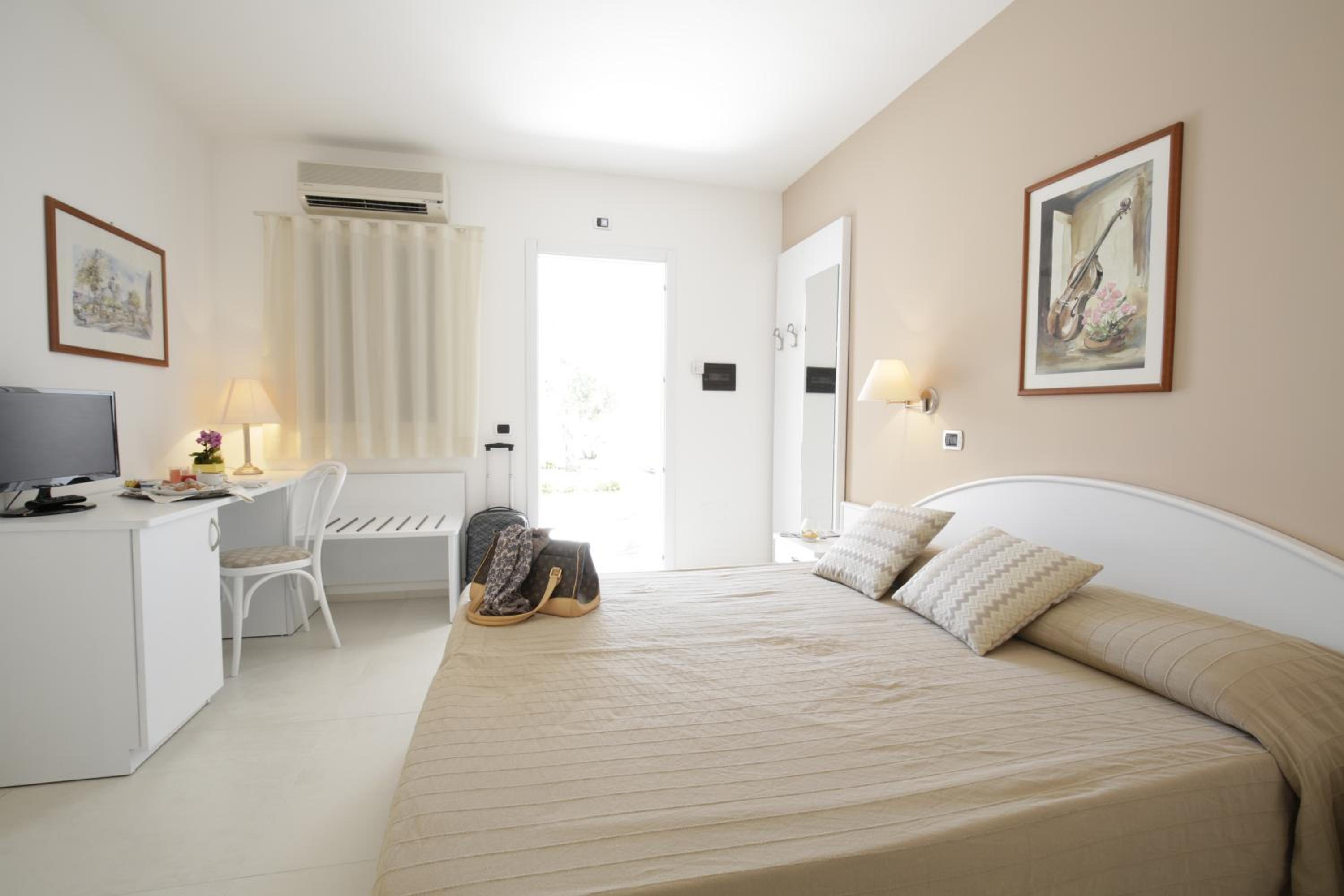Superior Double Room with Patio photo 2