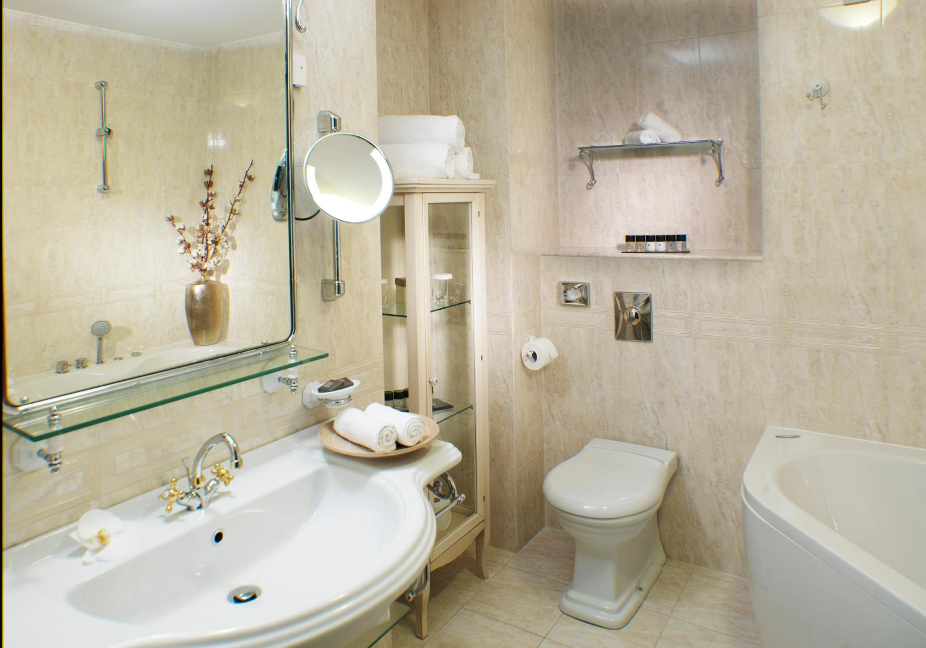 Deluxe Suite with Balcony and Lake View photo 3