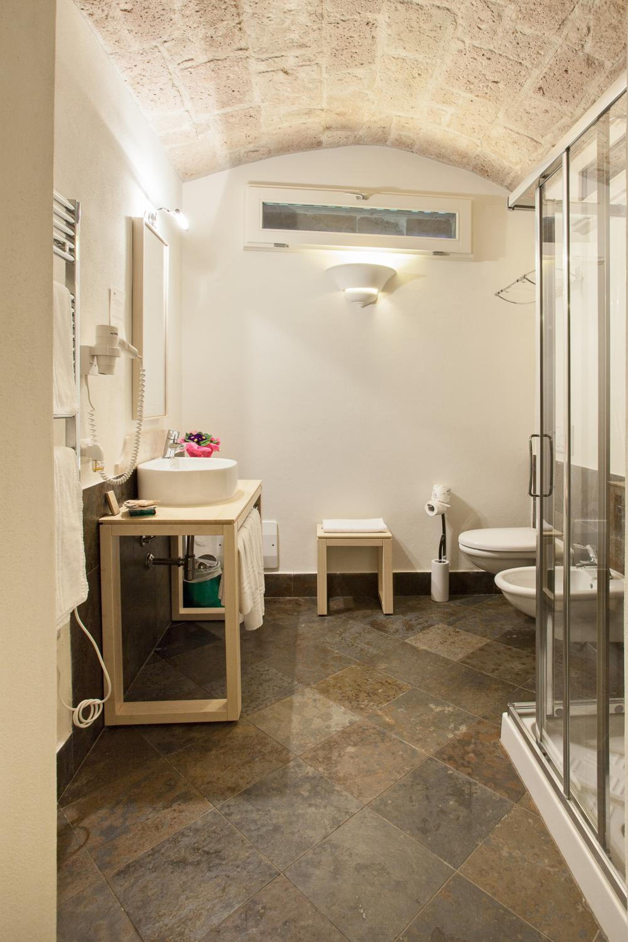 Double or Twin Room - Photo 4