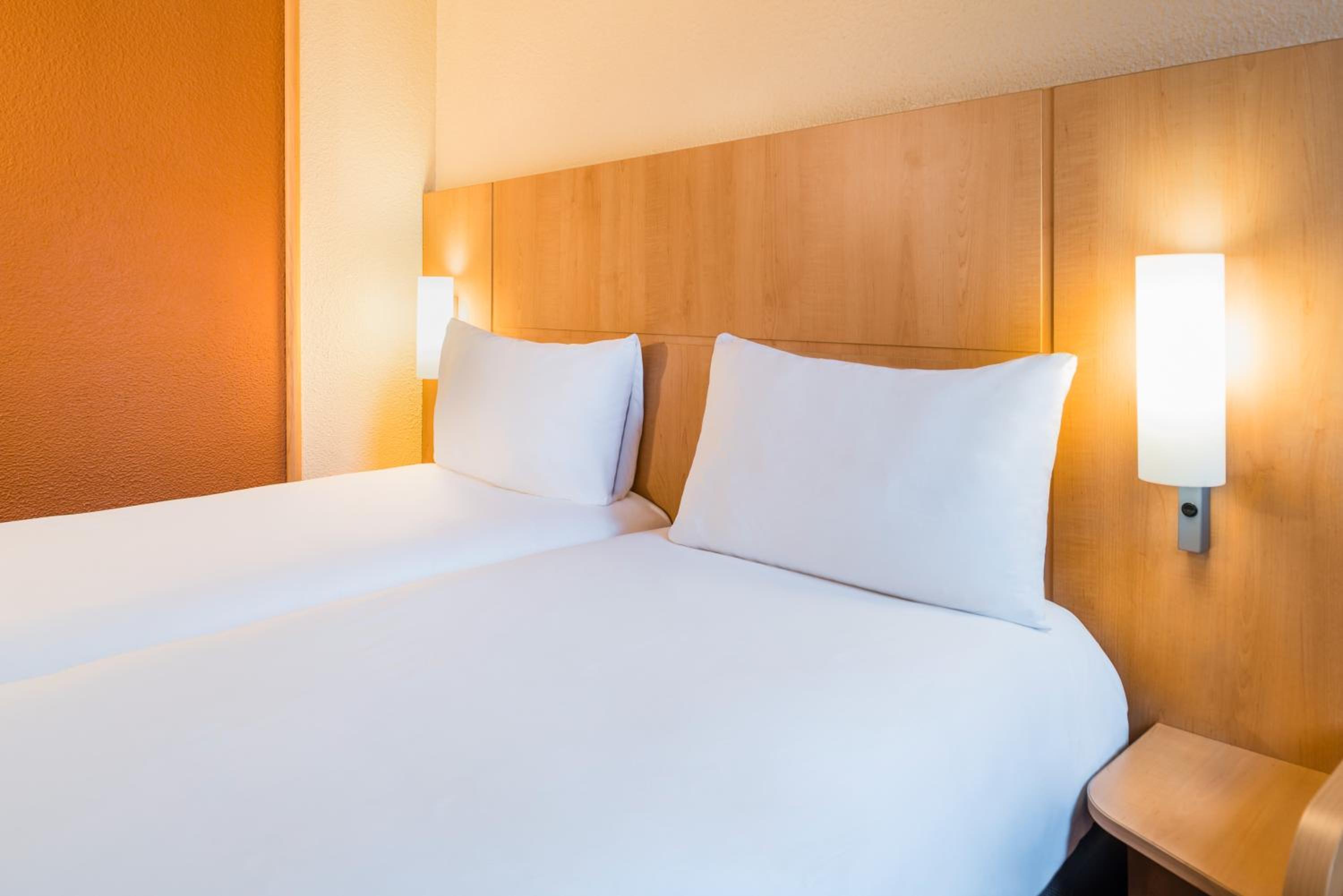 Twin Room - Photo 2
