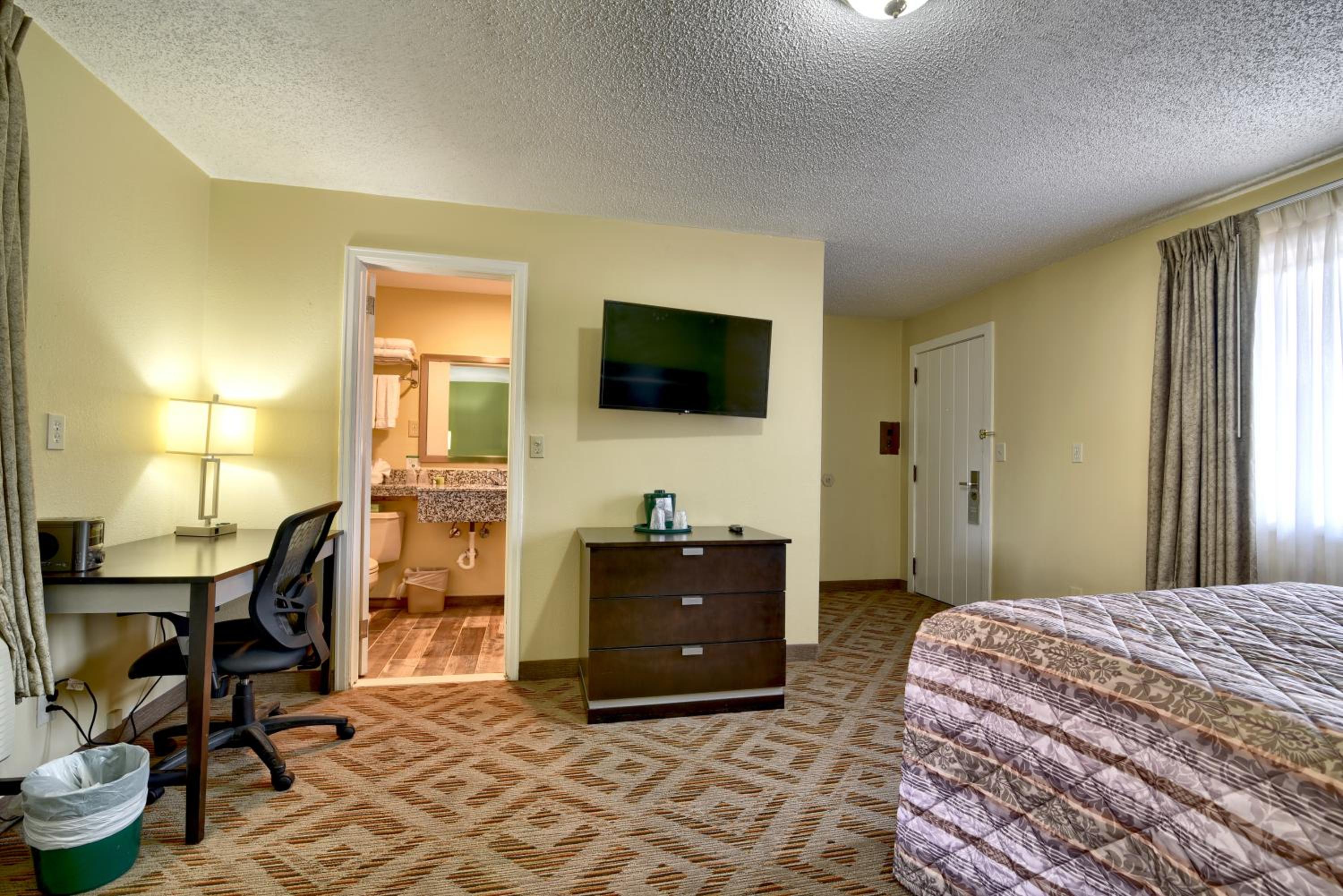 Queen Room with Lawn View - Photo 6