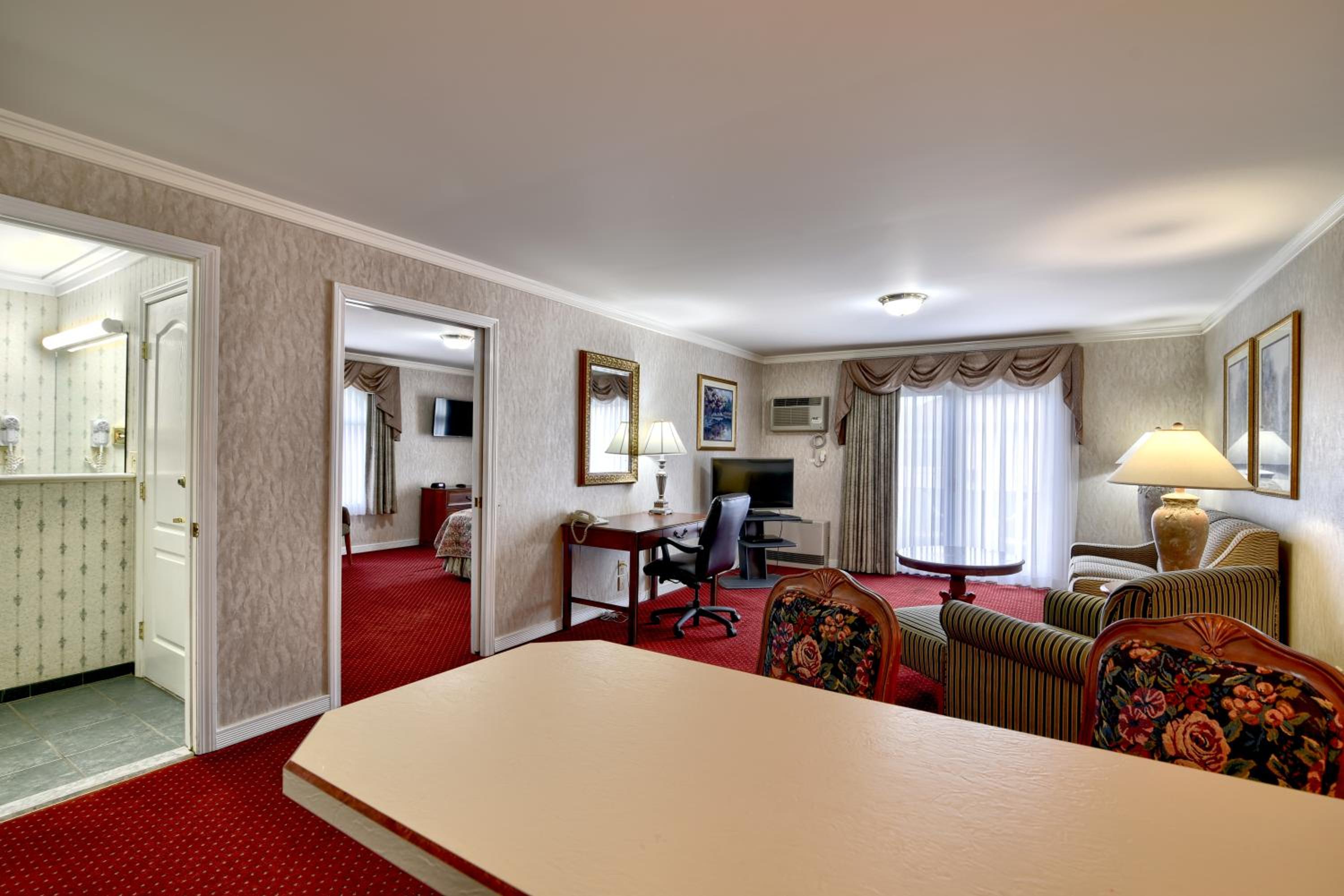 Executive Suite with Balcony - Photo 1