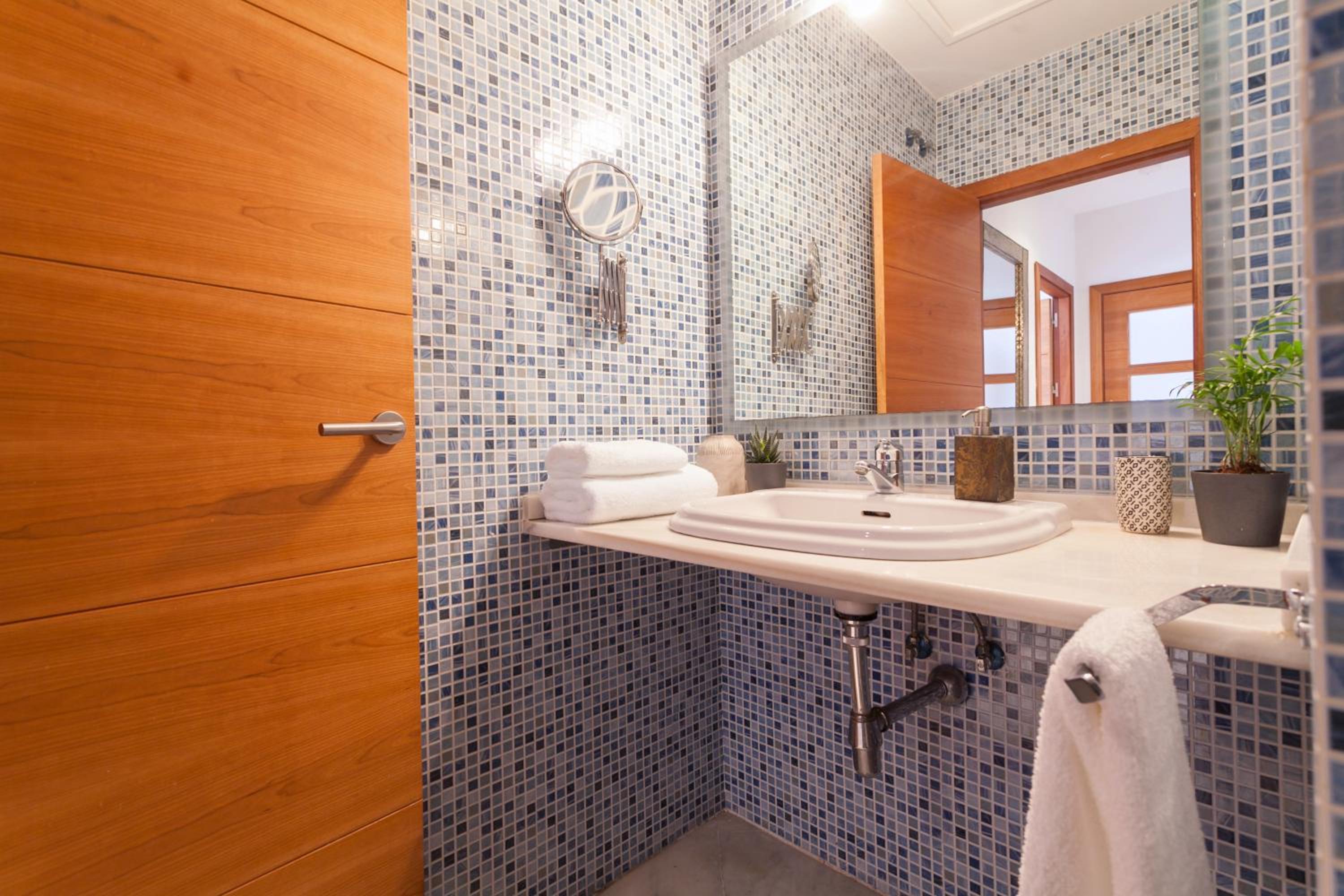 Apartment with Terrace - Photo 17