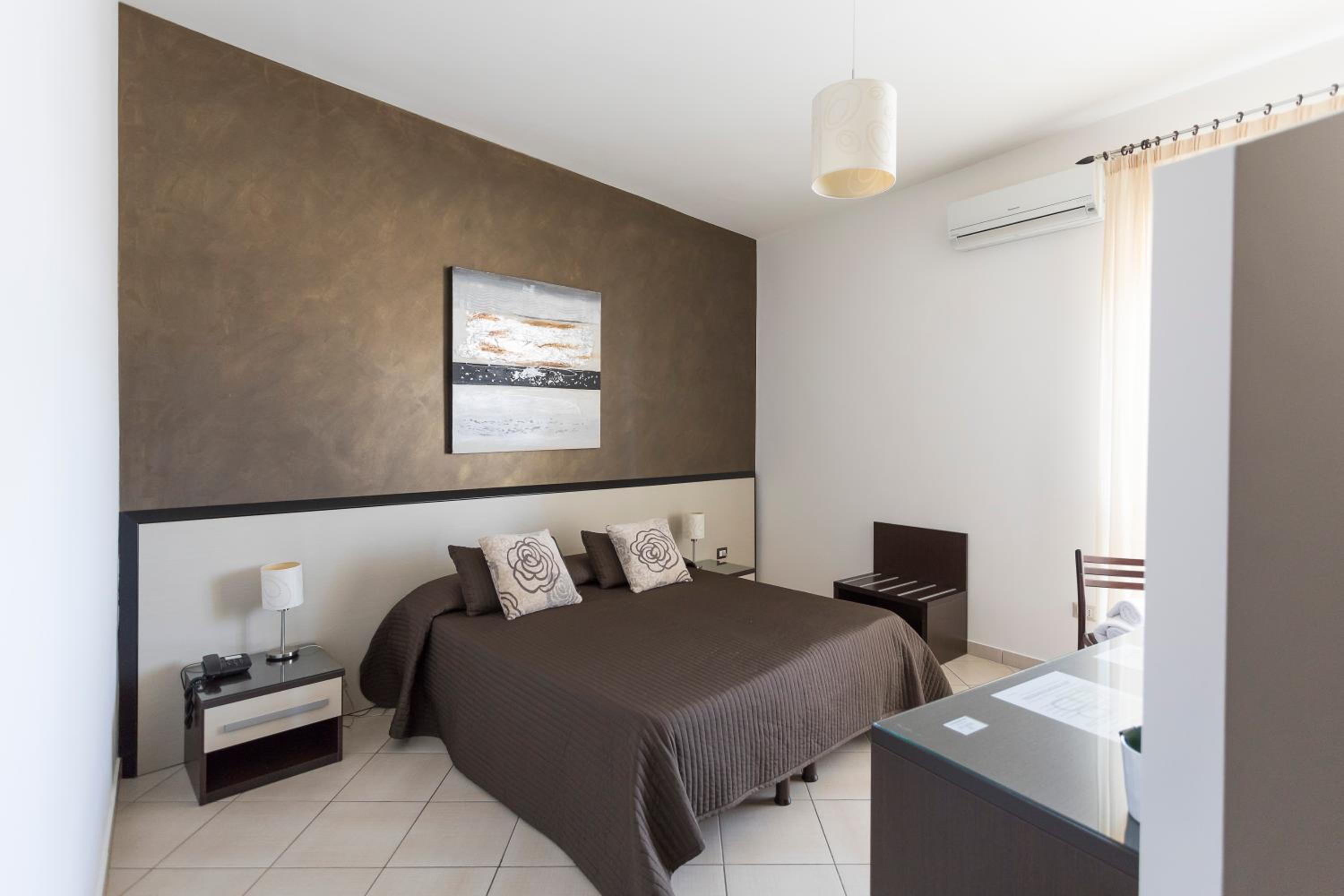 Economy Triple Room photo 3