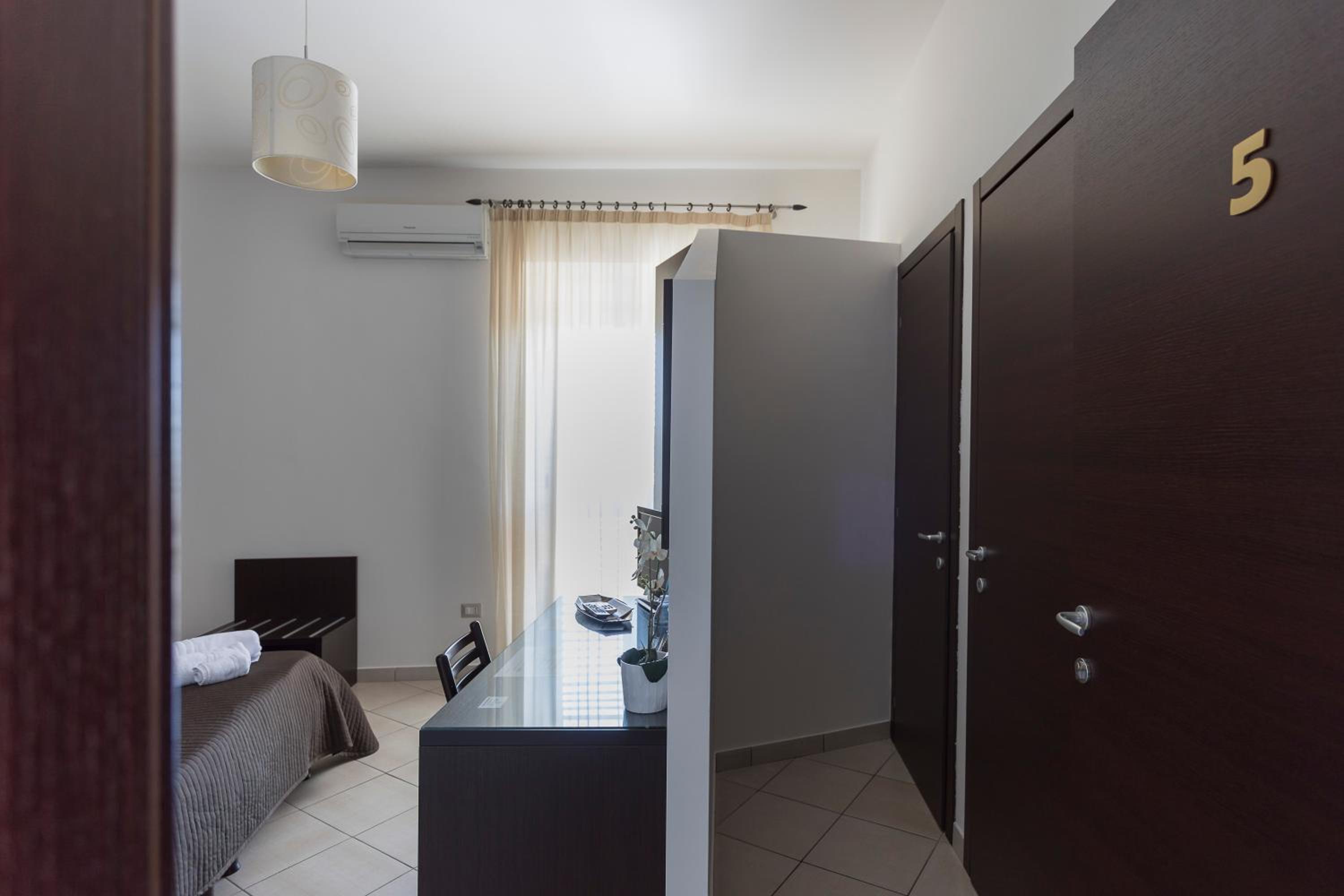 Economy Triple Room photo 3