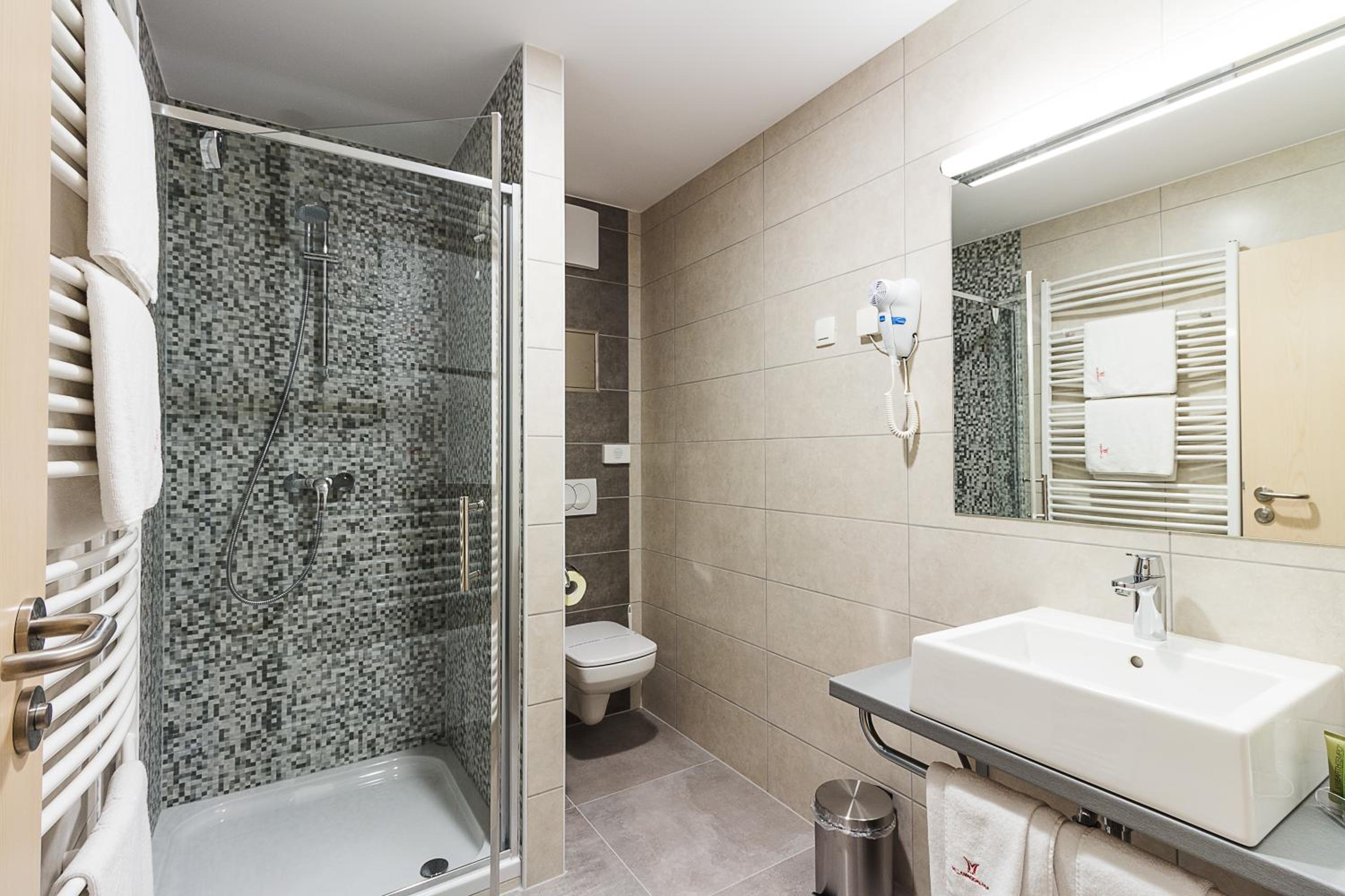 Double Room with Spa Bath and Balcony - Photo 10