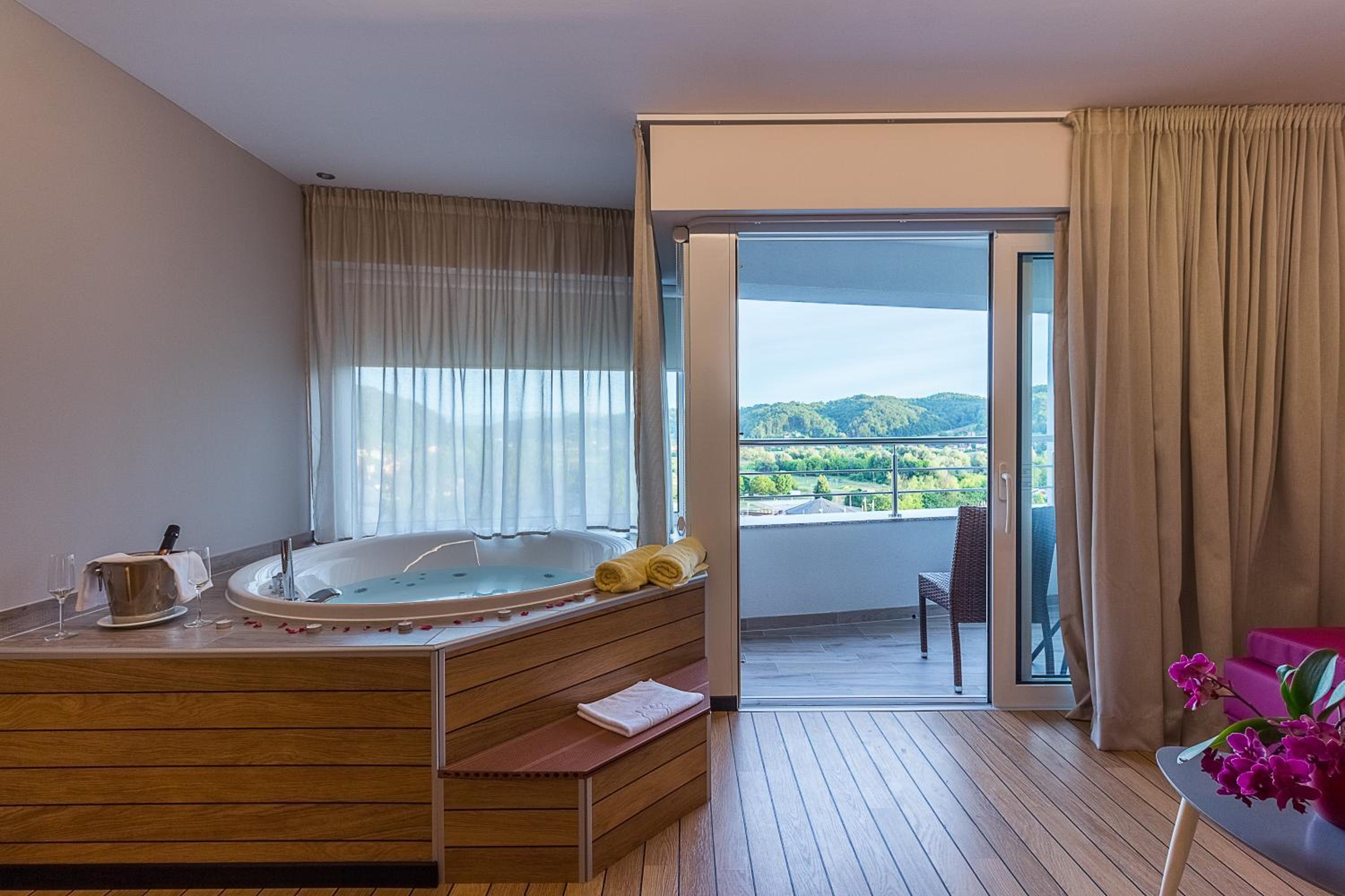 Double Room with Spa Bath and Balcony - Photo 14