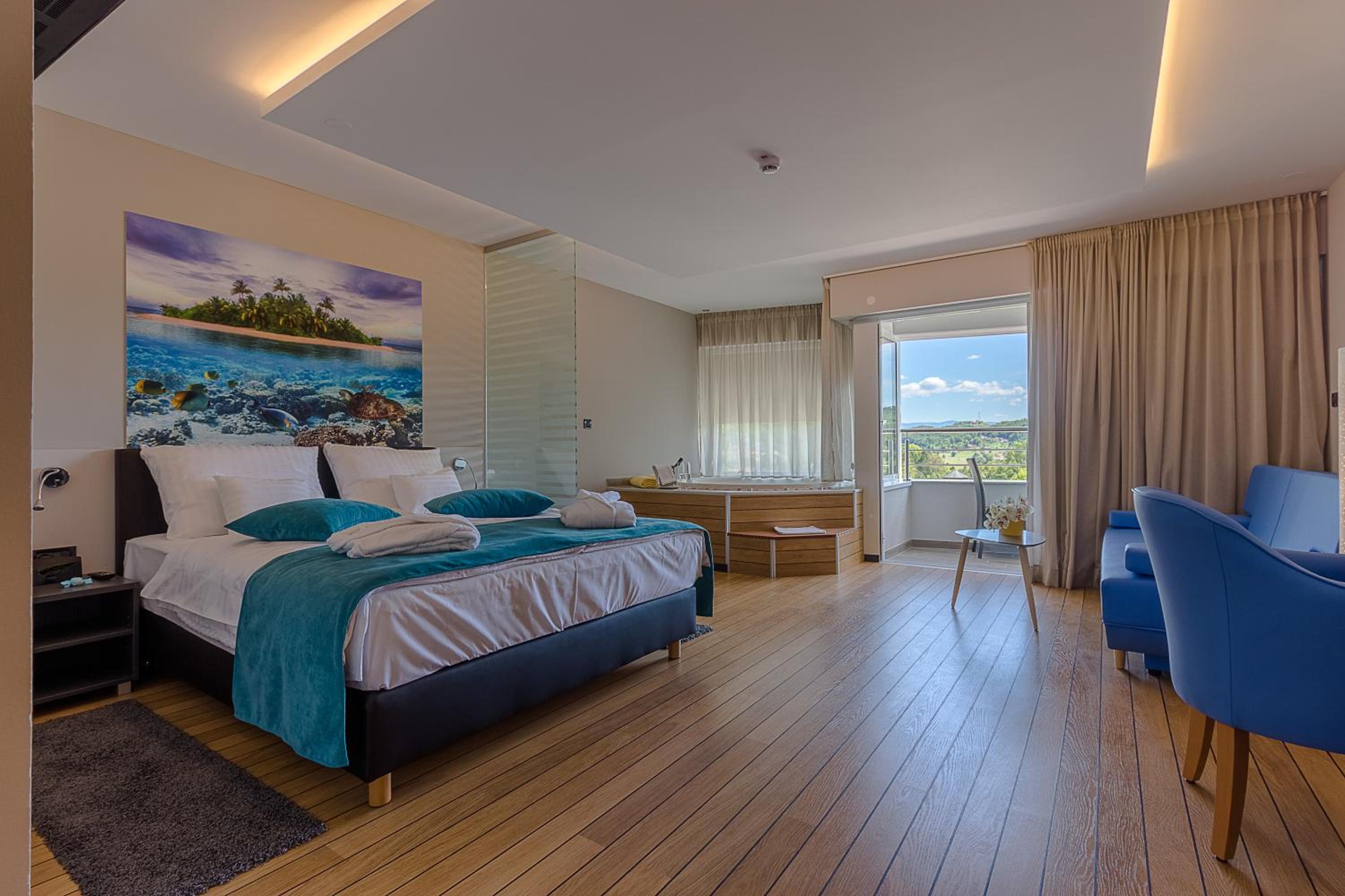 Double Room with Spa Bath and Balcony - Photo 16