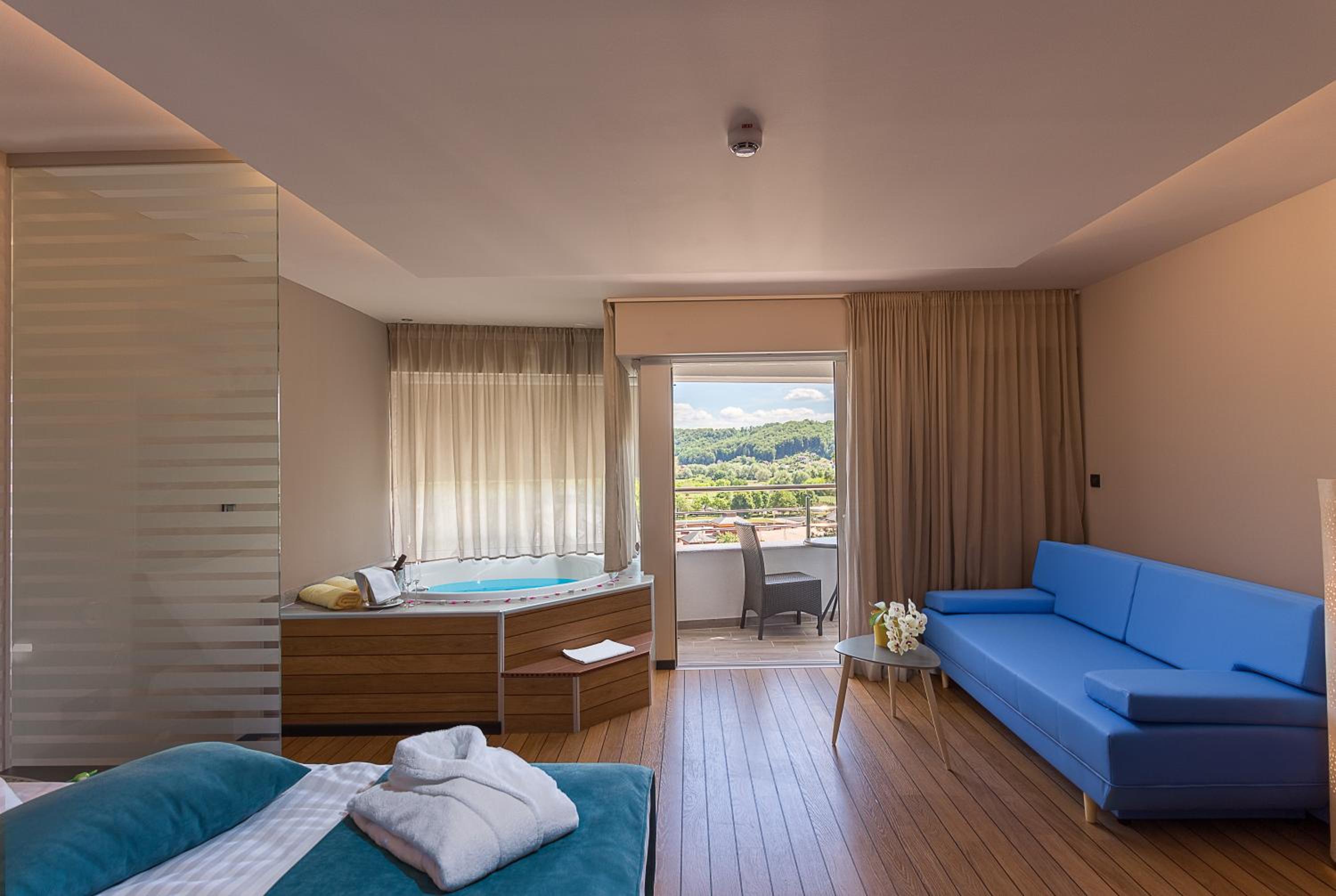 Double Room with Spa Bath and Balcony - Photo 18