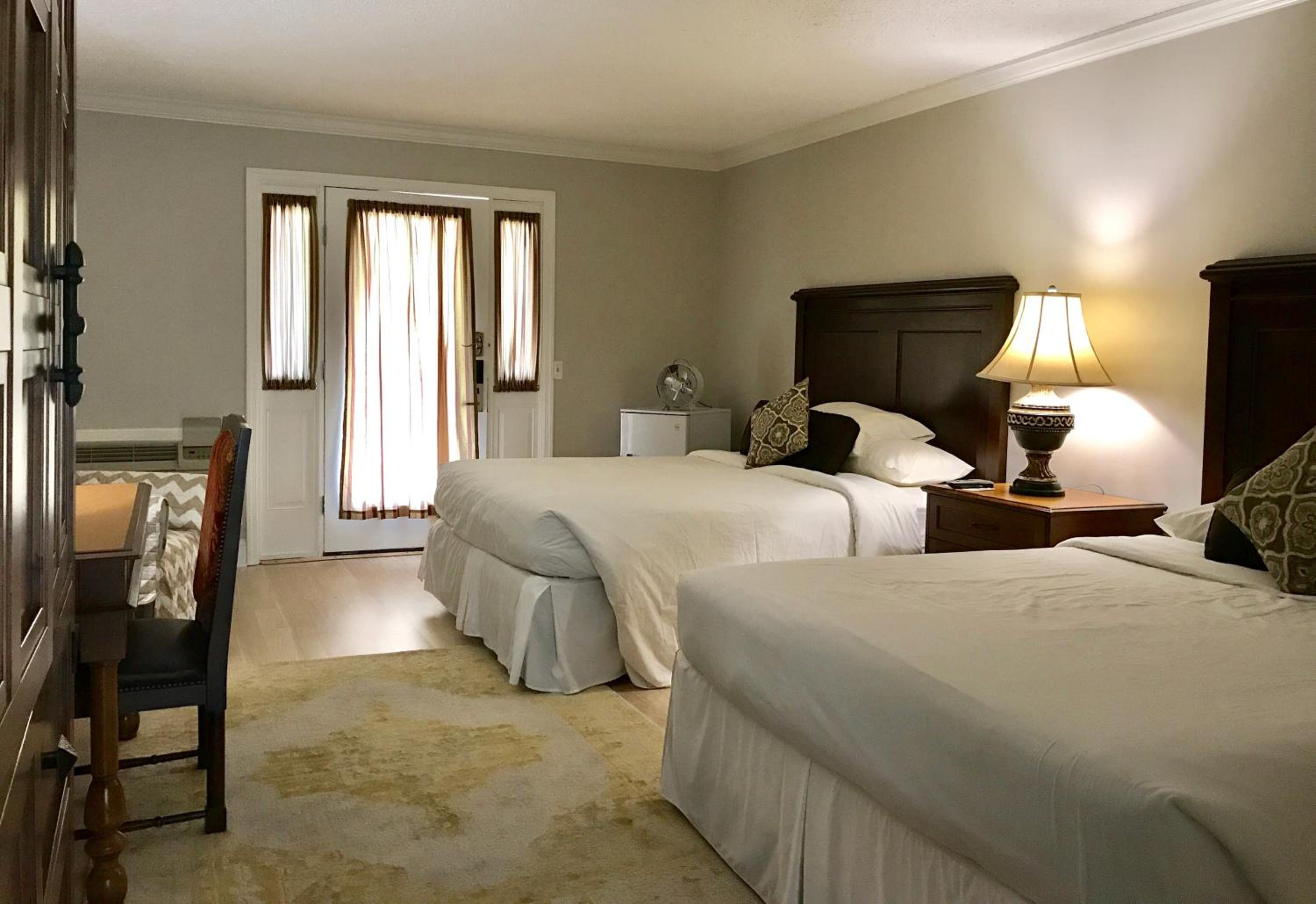 Queen Room with Two Queen Beds photo 1