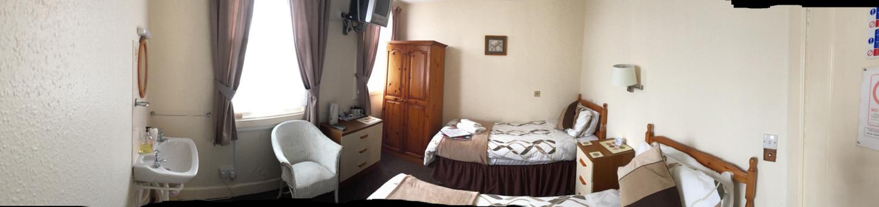 Standard Twin Room with Shared Bathroom photo 1