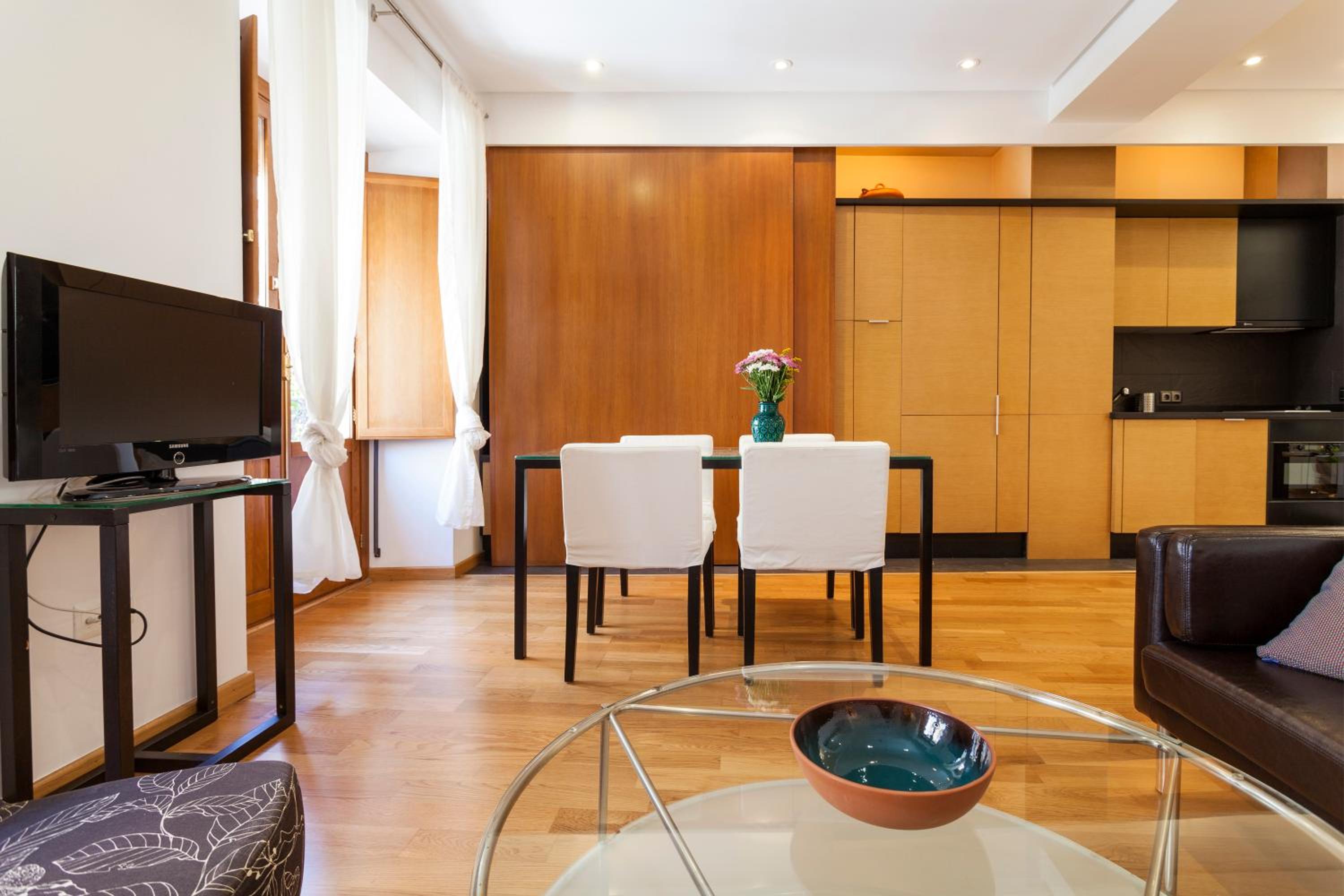 Apartment with Balcony - Photo 6
