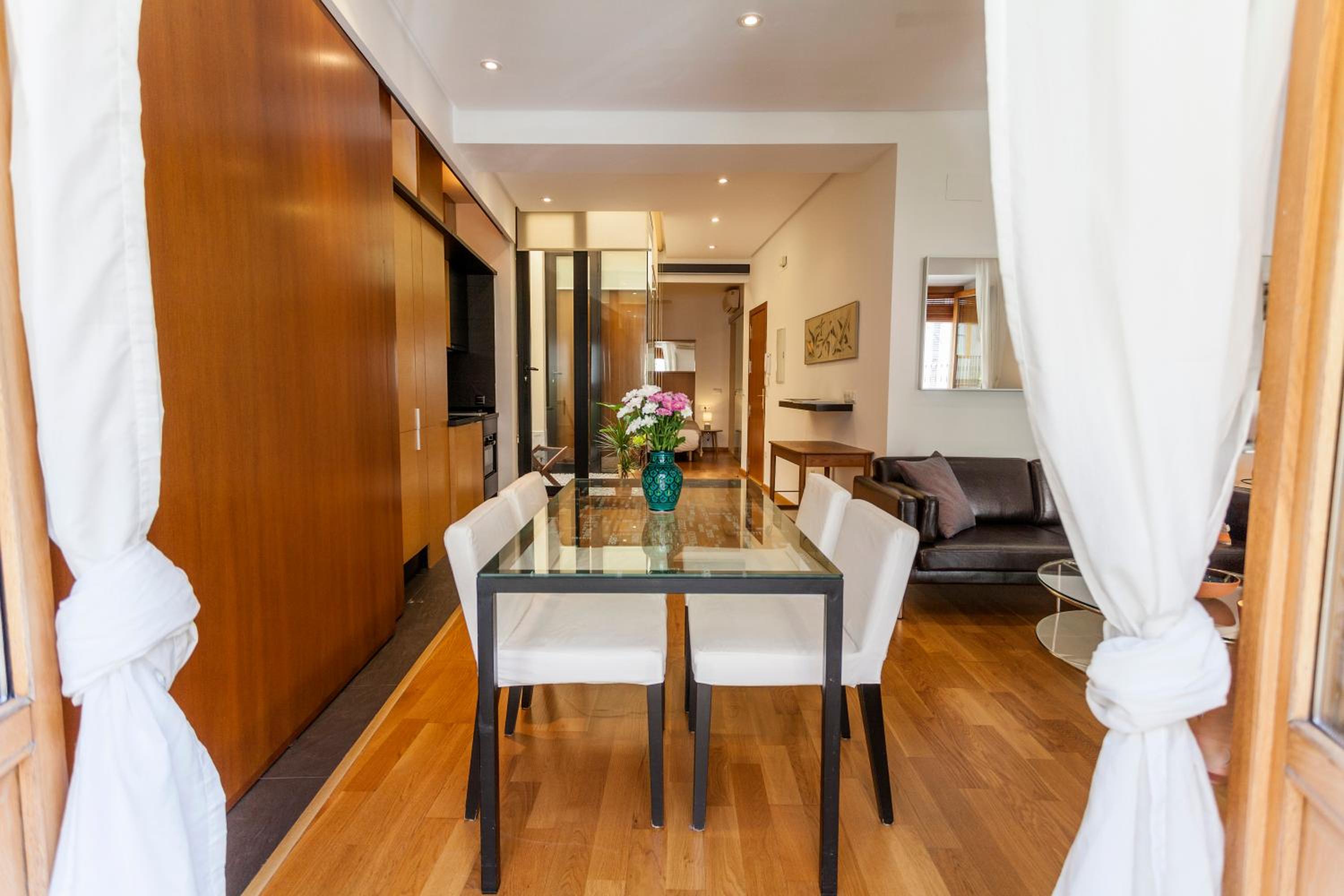 Apartment with Balcony - Photo 23