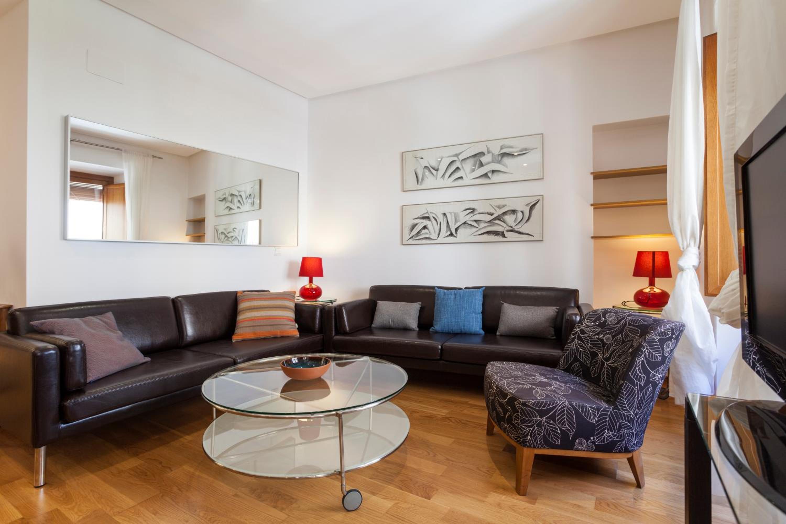 Apartment with Balcony - Photo 25