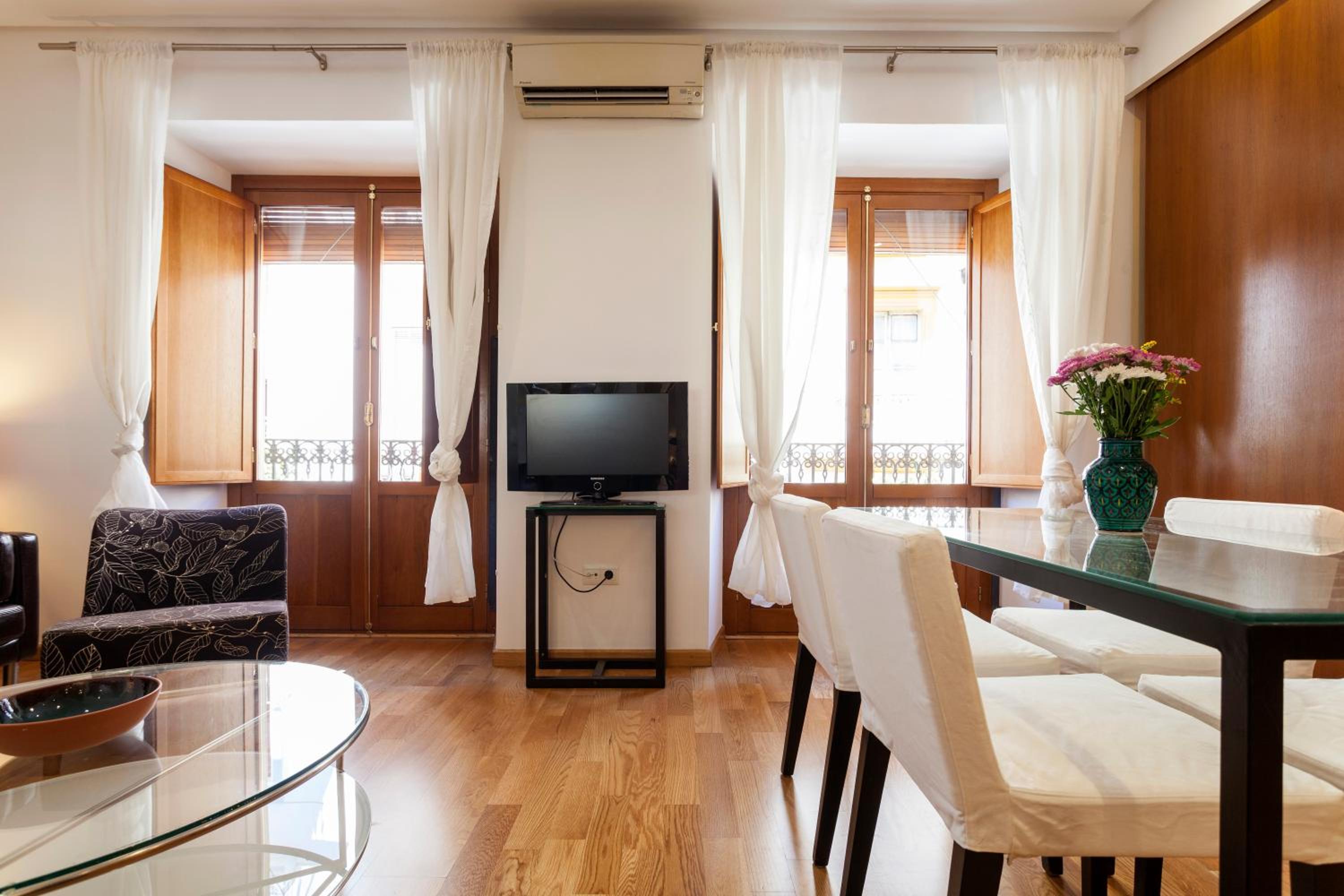 Apartment with Balcony - Photo 26