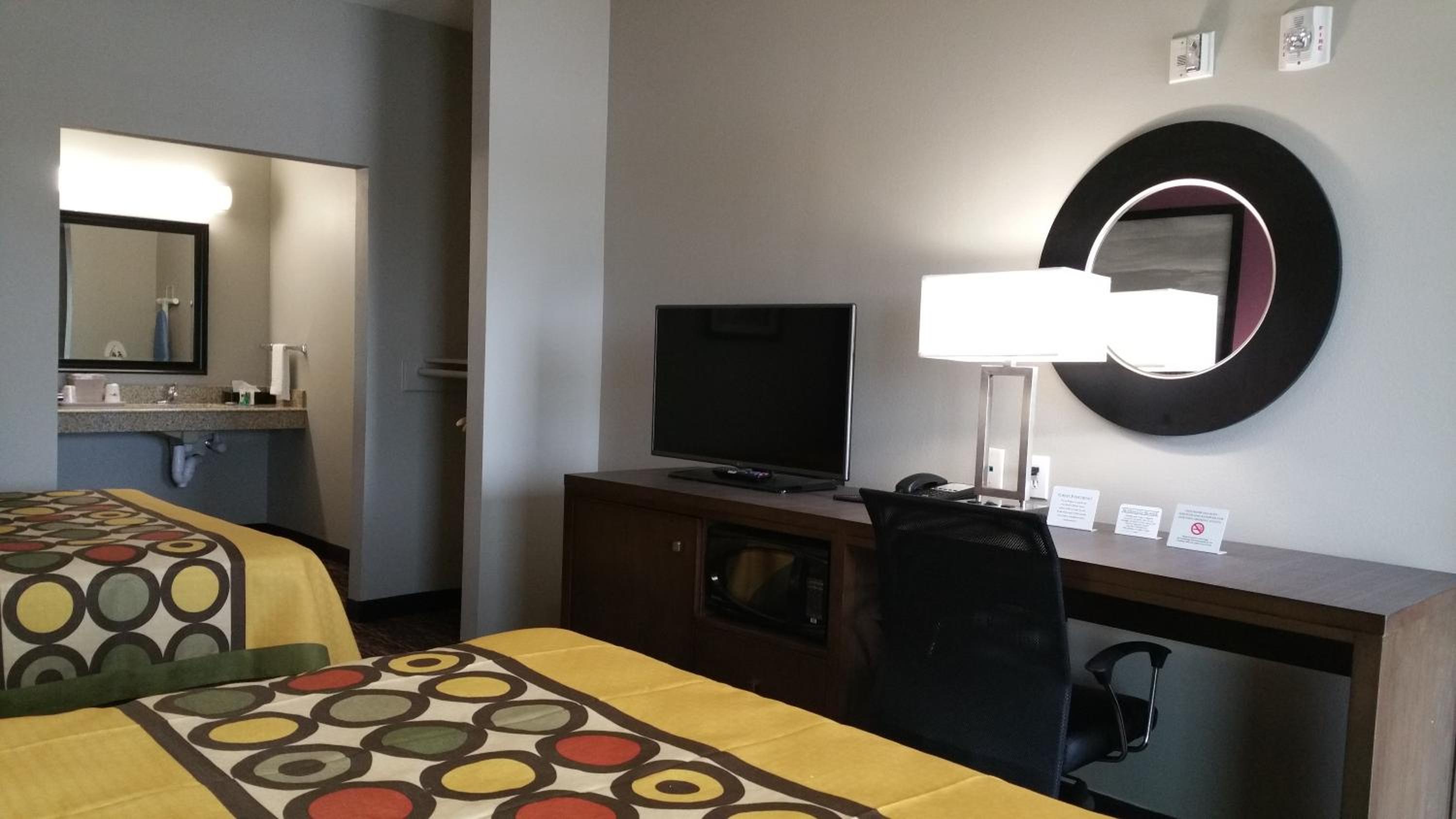 Queen Room with Two Queen Beds - Non-Smoking photo 3