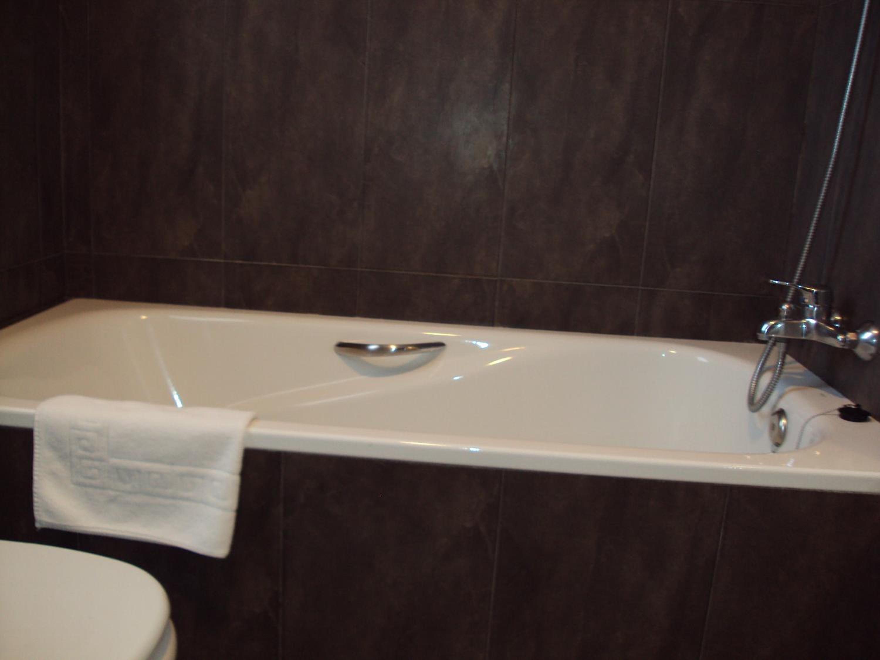 Double or Twin Room - Photo 6