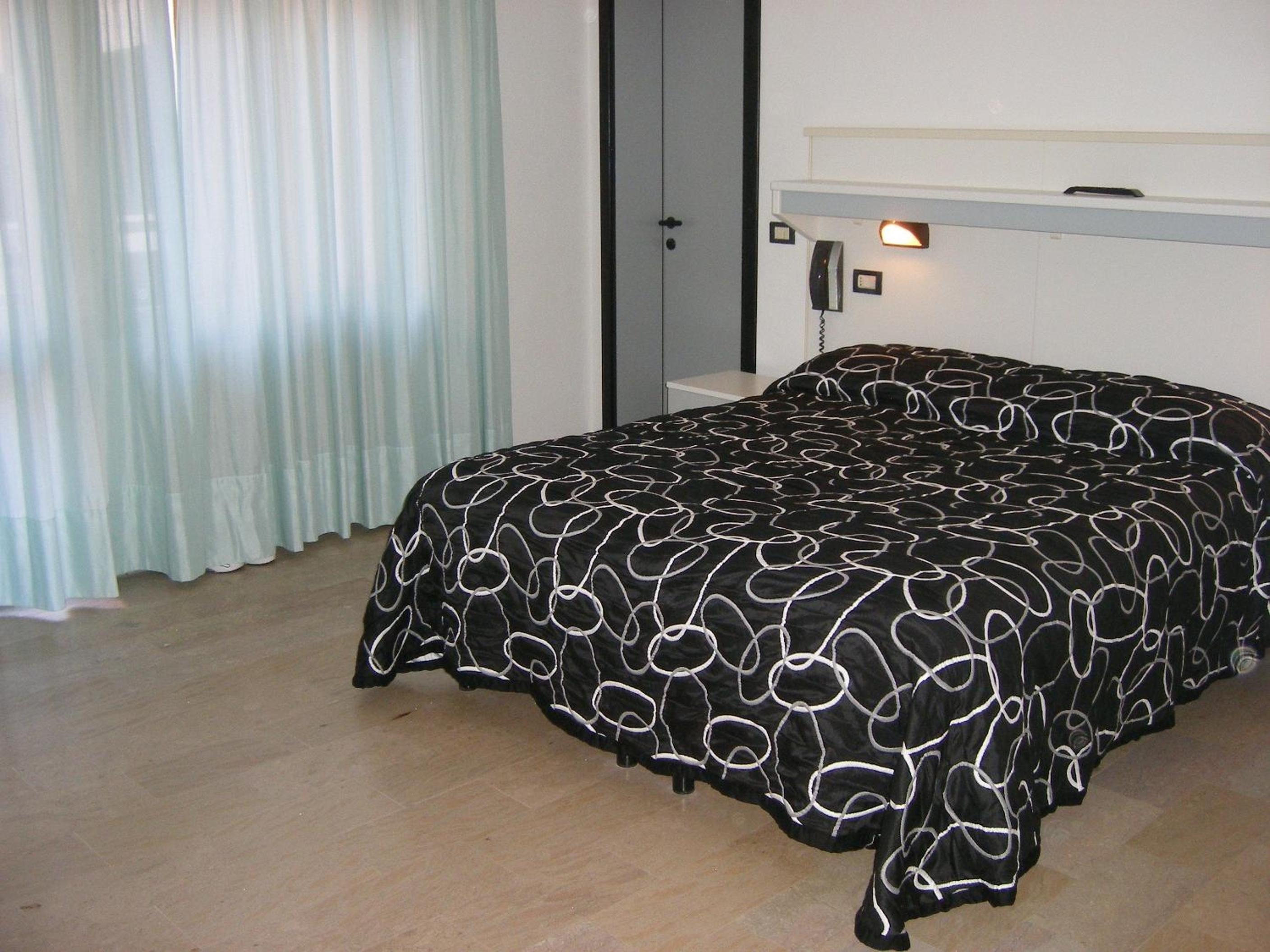 Double or Twin Room - Photo 3