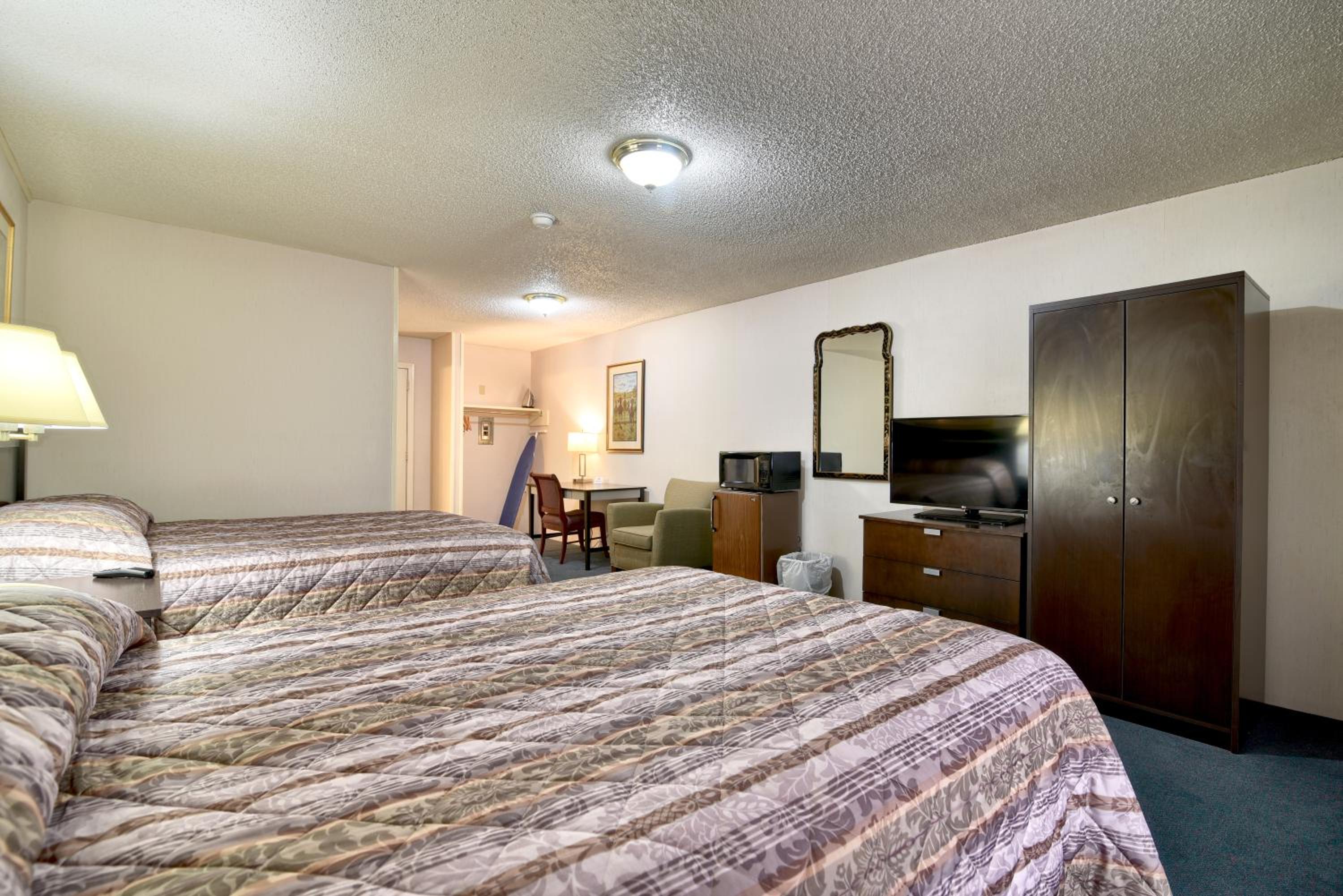 Double Room with Courtside View - Photo 3