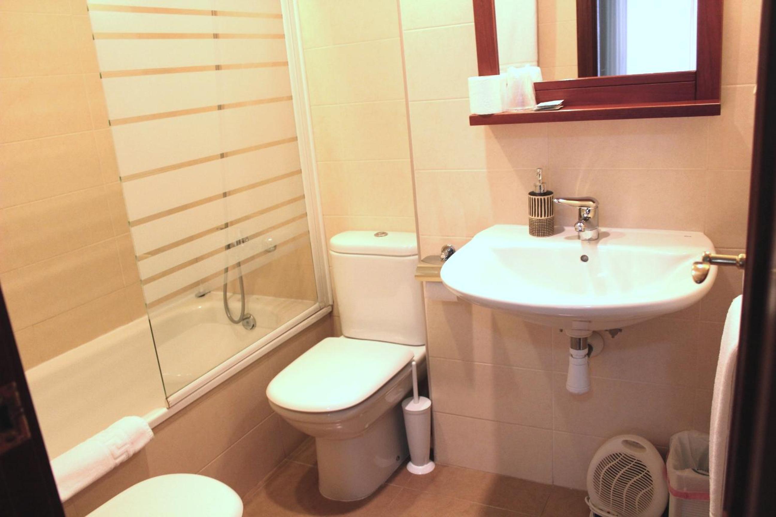 Double or Twin Room - Photo 13