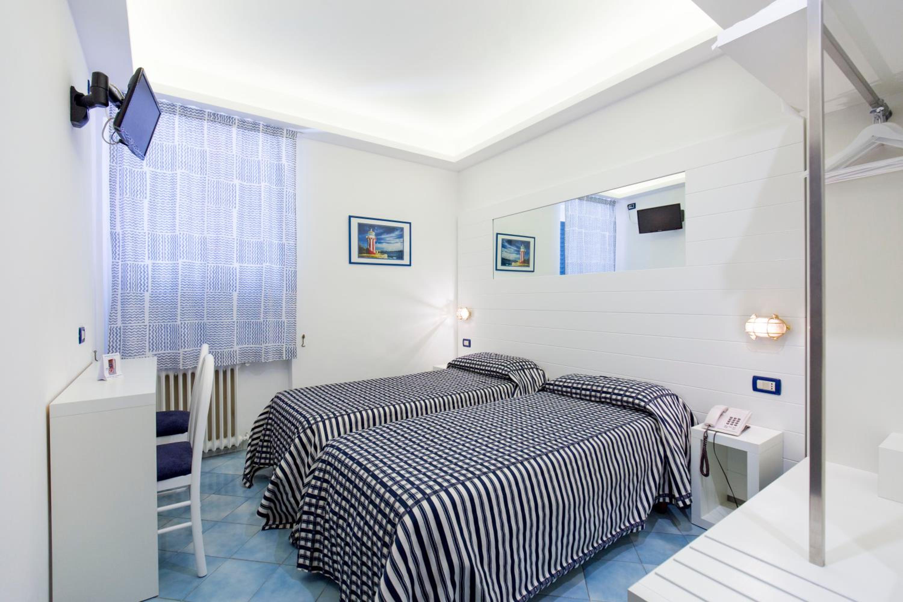 Double or Twin Room with Sea View - Photo 2