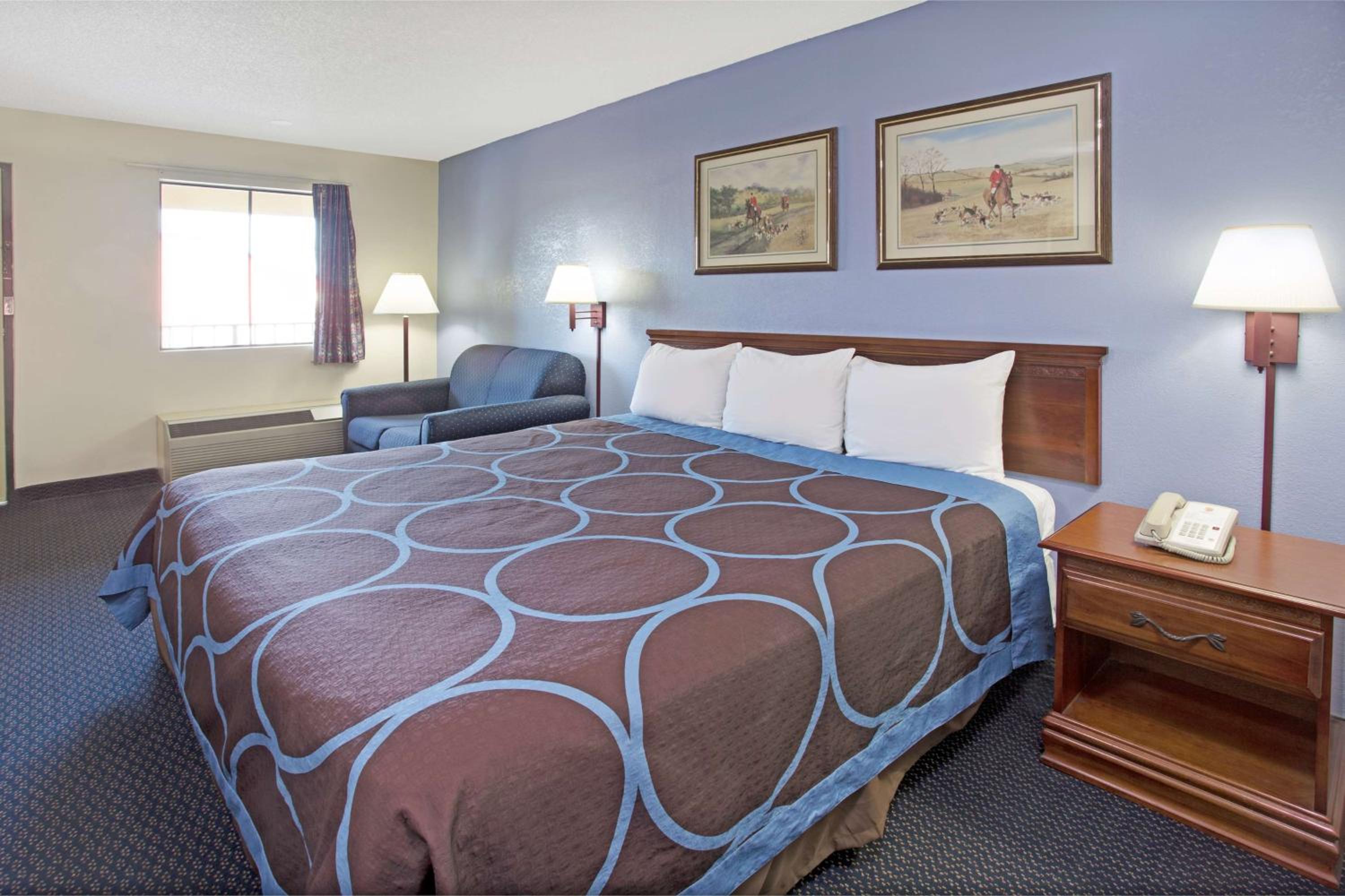 King Room - Non-Smoking - Photo 2