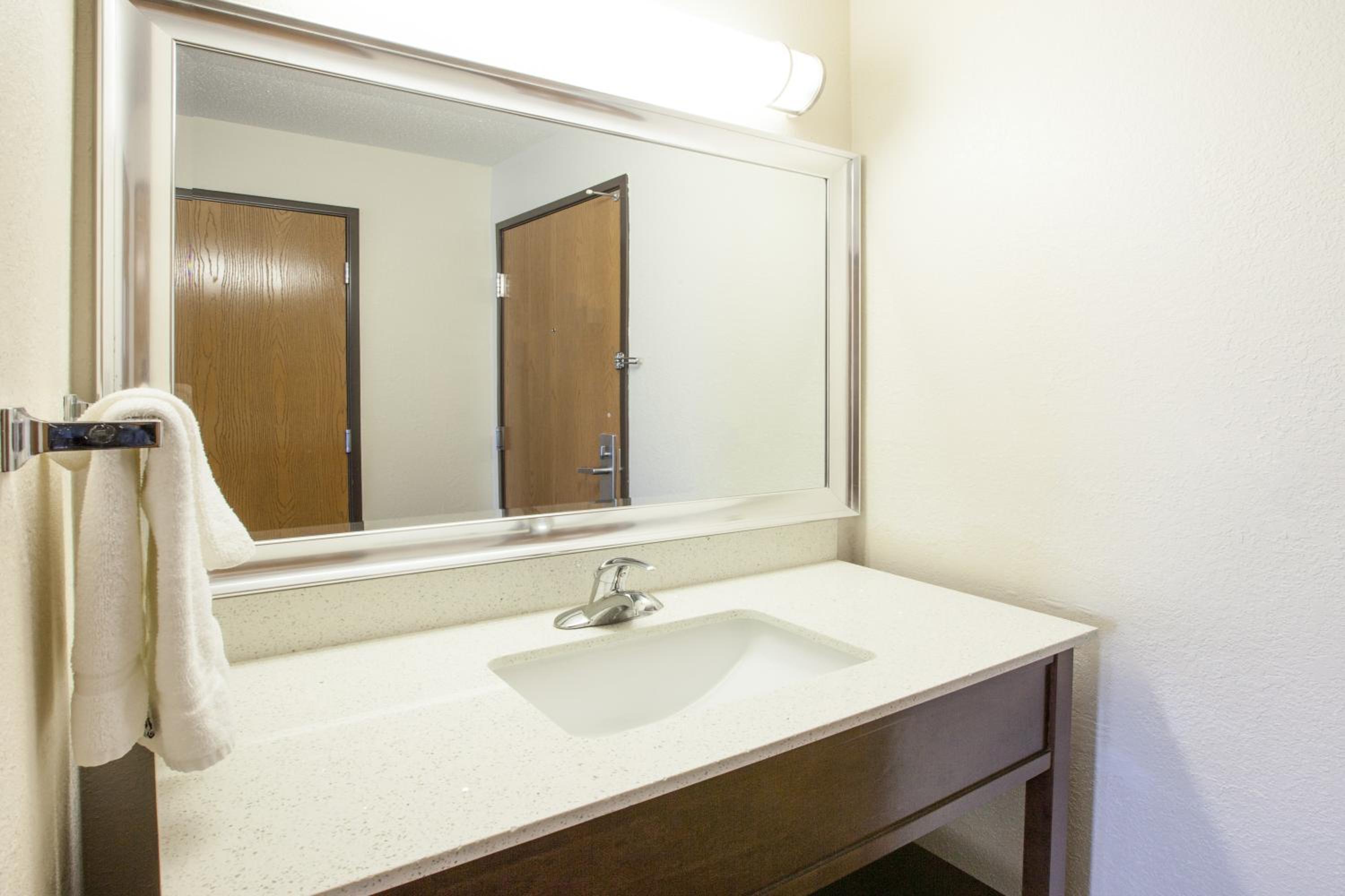 King Room - Non-Smoking photo 2