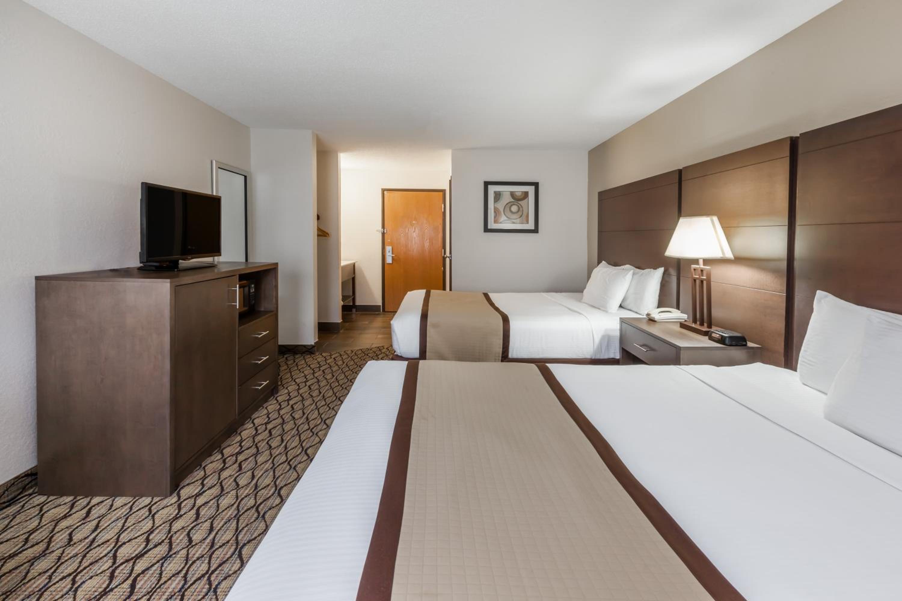 Queen Room with Two Queen Beds - Non-Smoking photo 3
