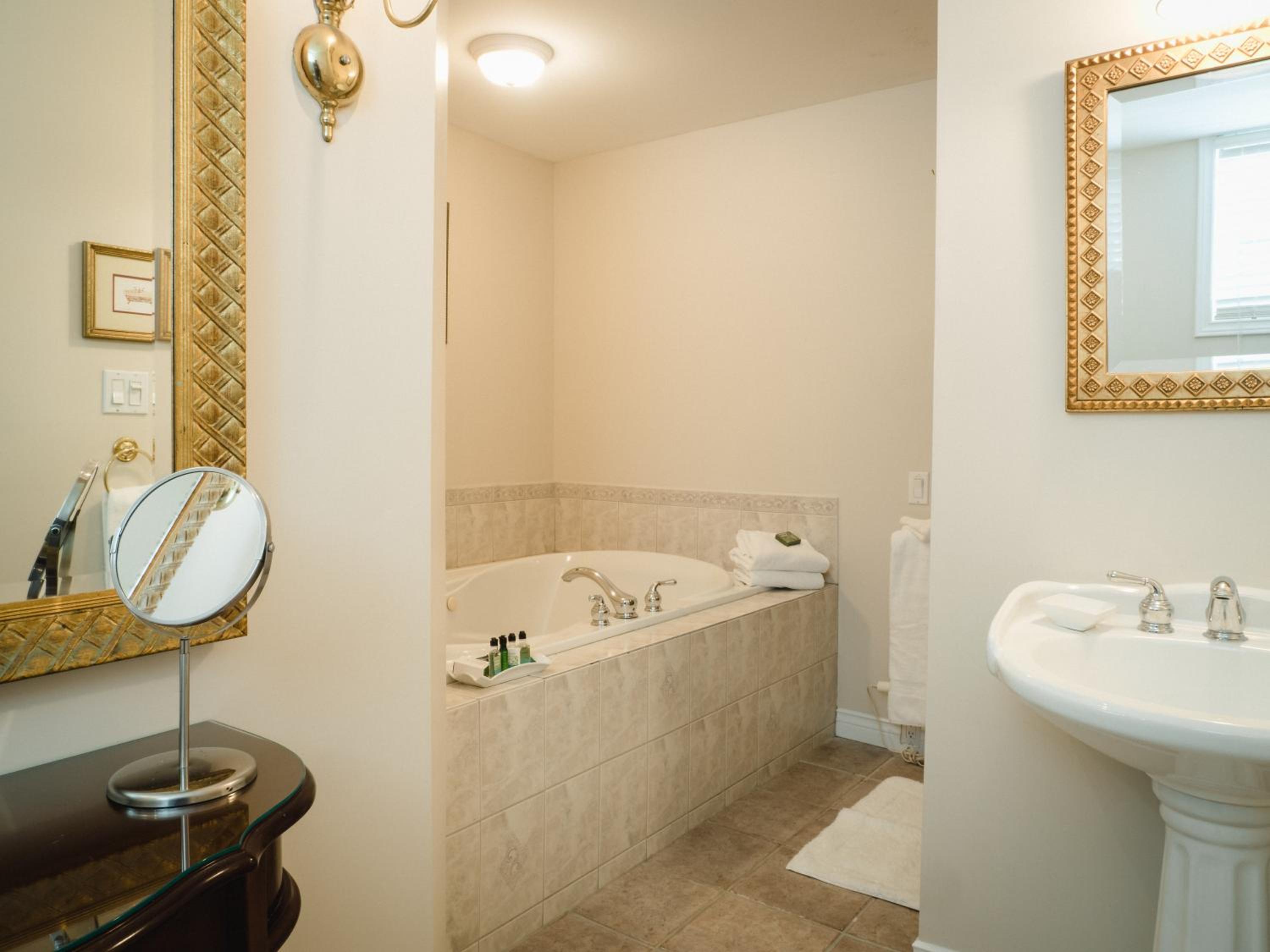 King Suite with Garden View photo 3