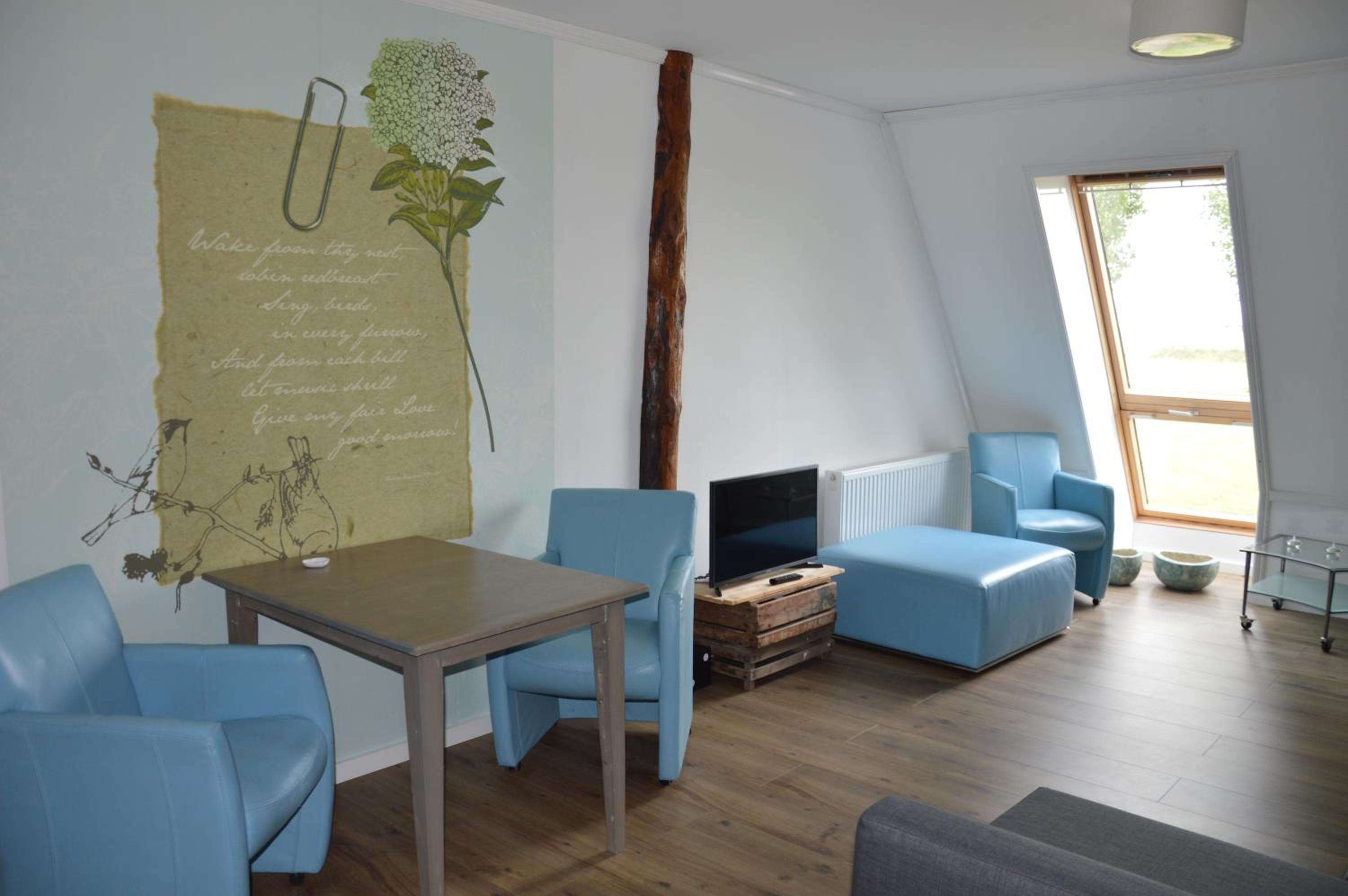 One-Bedroom Apartment with Balcony and Views photo 1