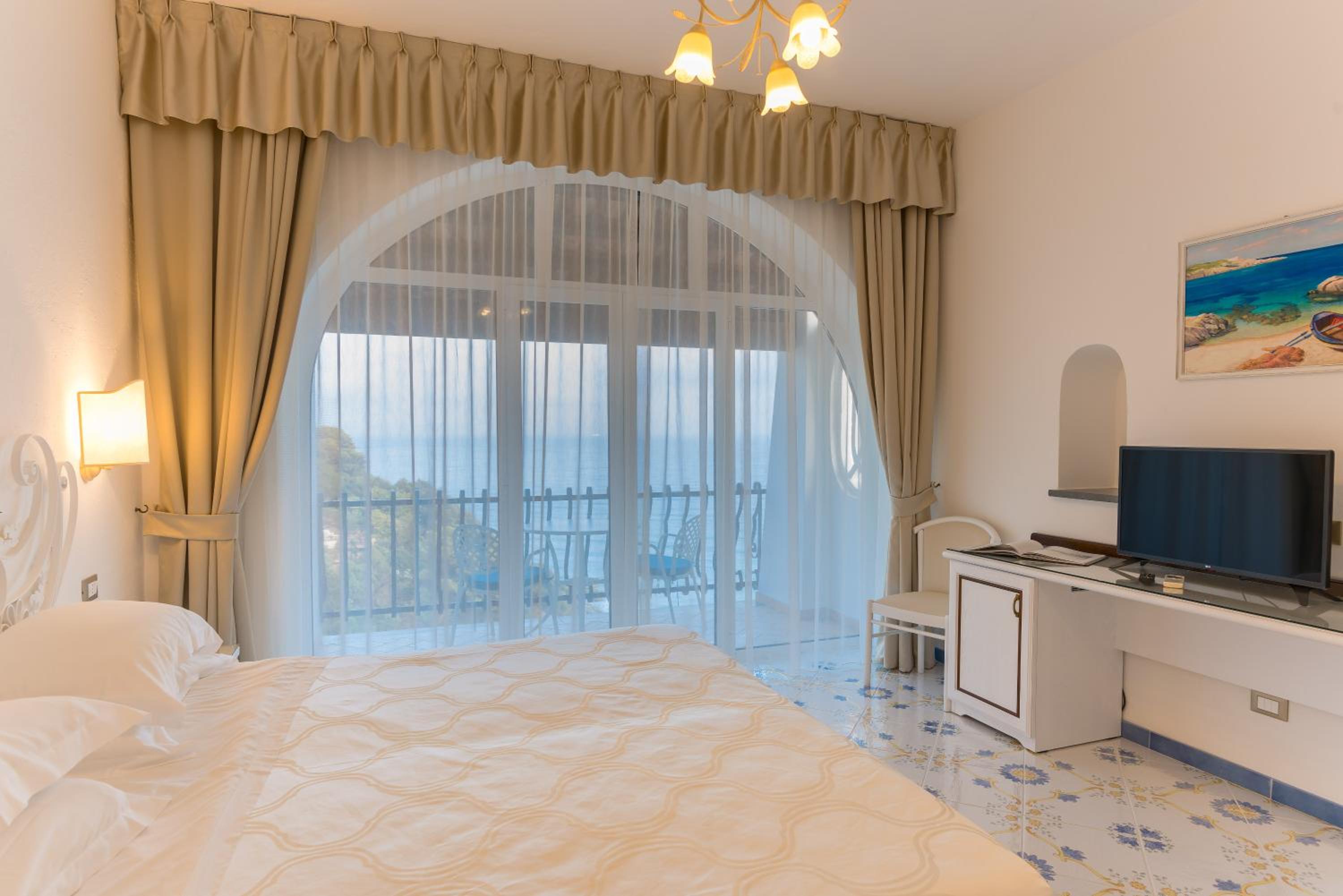 Superior Double Room with Balcony and Sea View - Photo 1