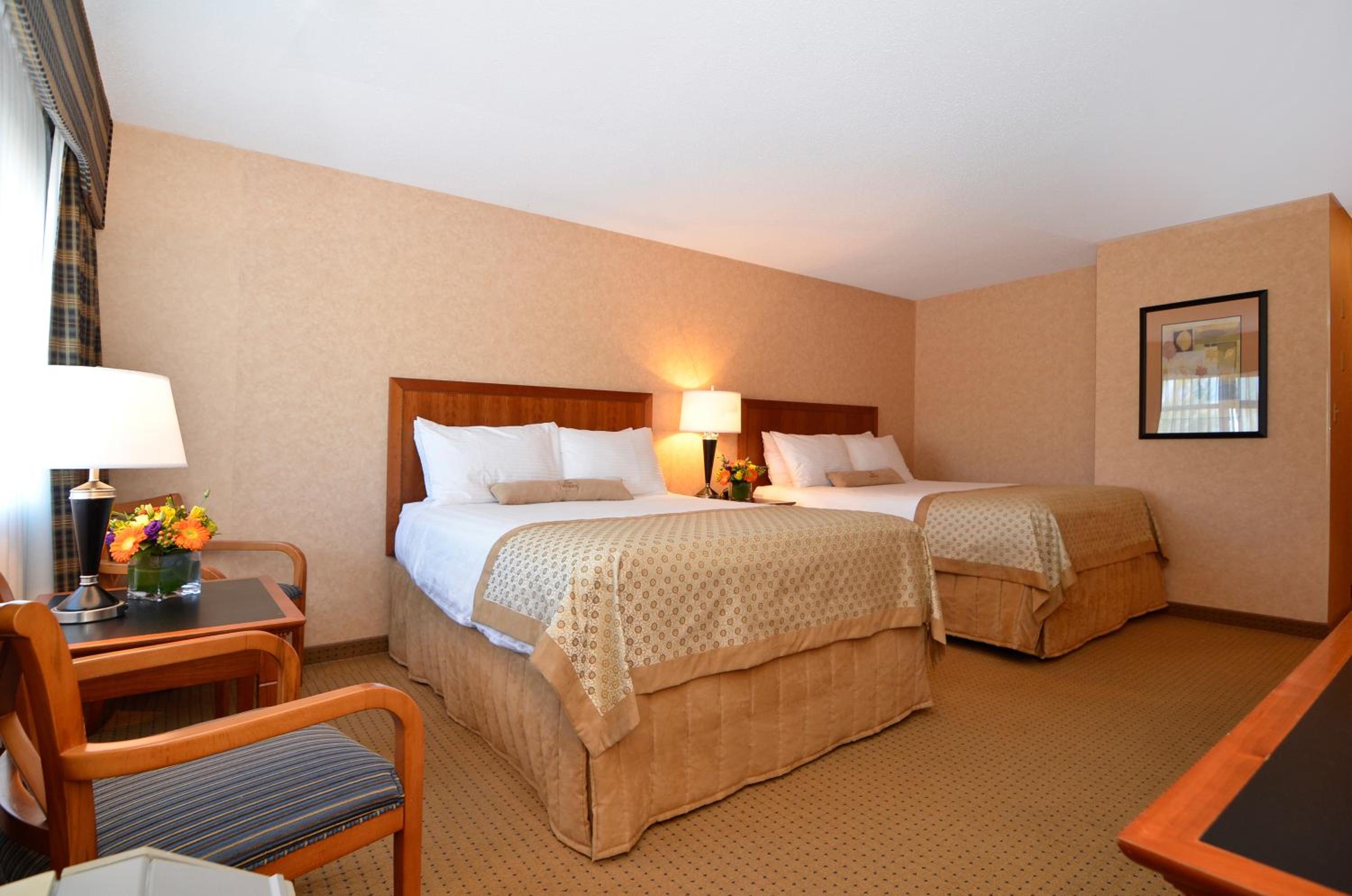Queen Room with Two Queen Beds - Non-Smoking - Photo 8