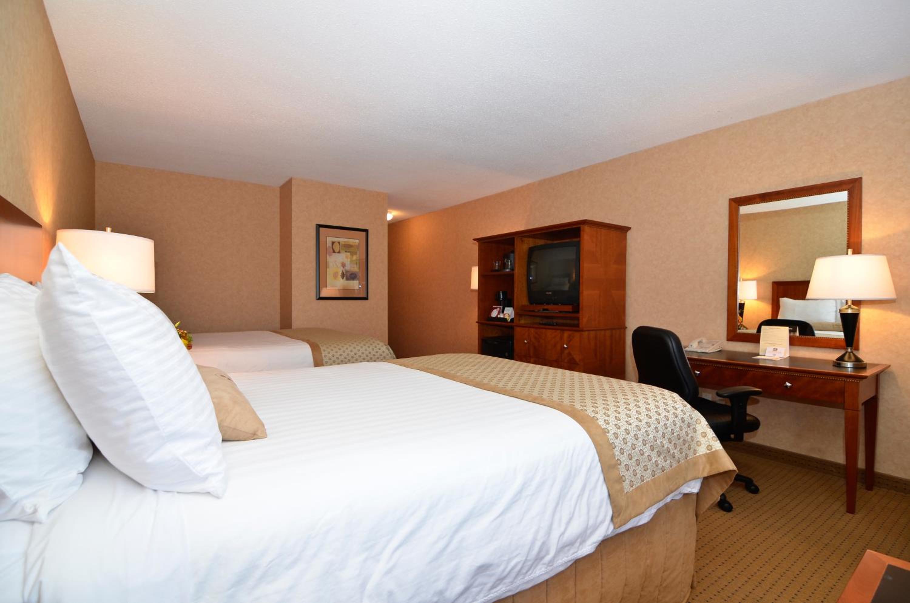 Queen Room with Two Queen Beds - Non-Smoking - Photo 2