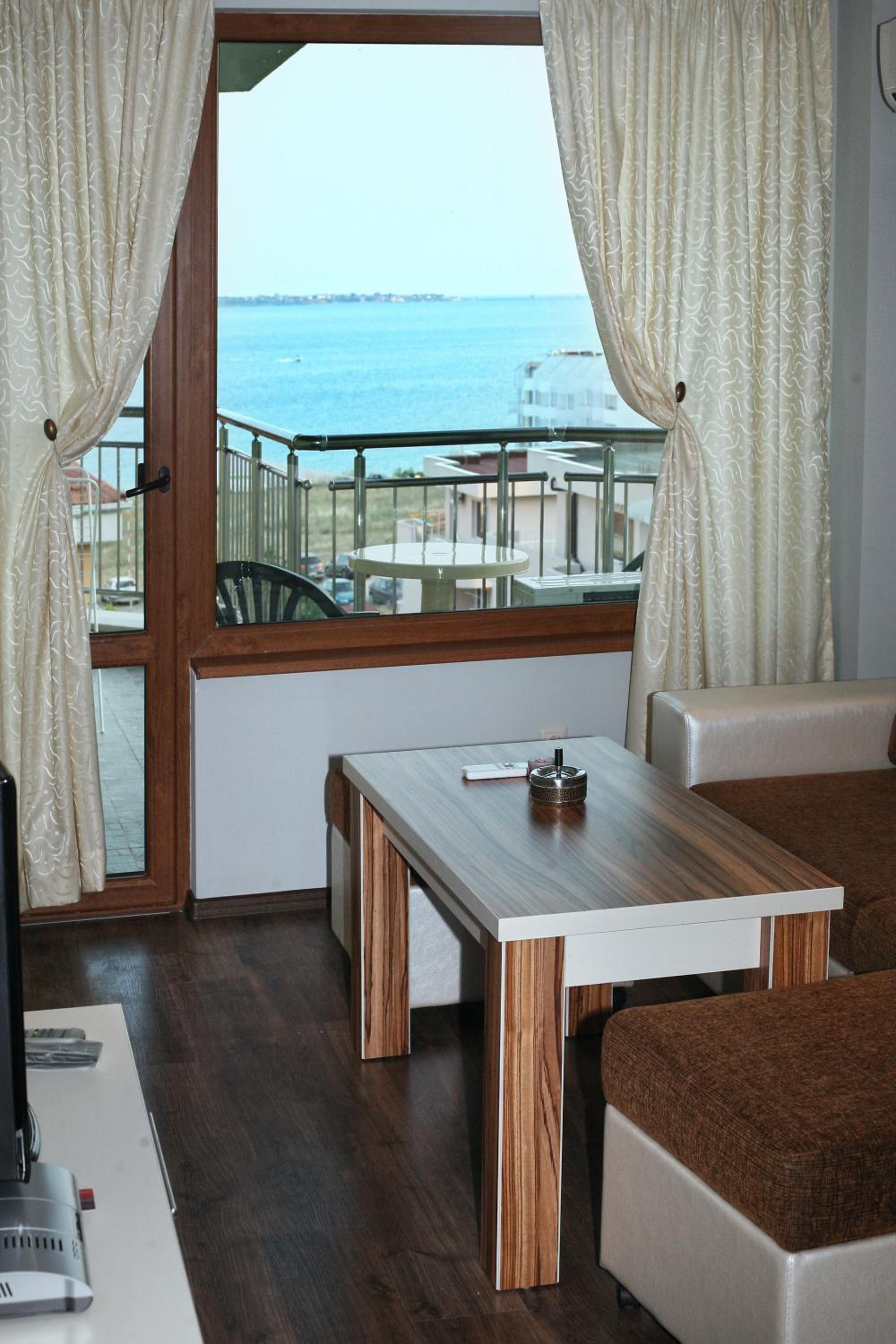 One-Bedroom Apartment with Balcony photo 3