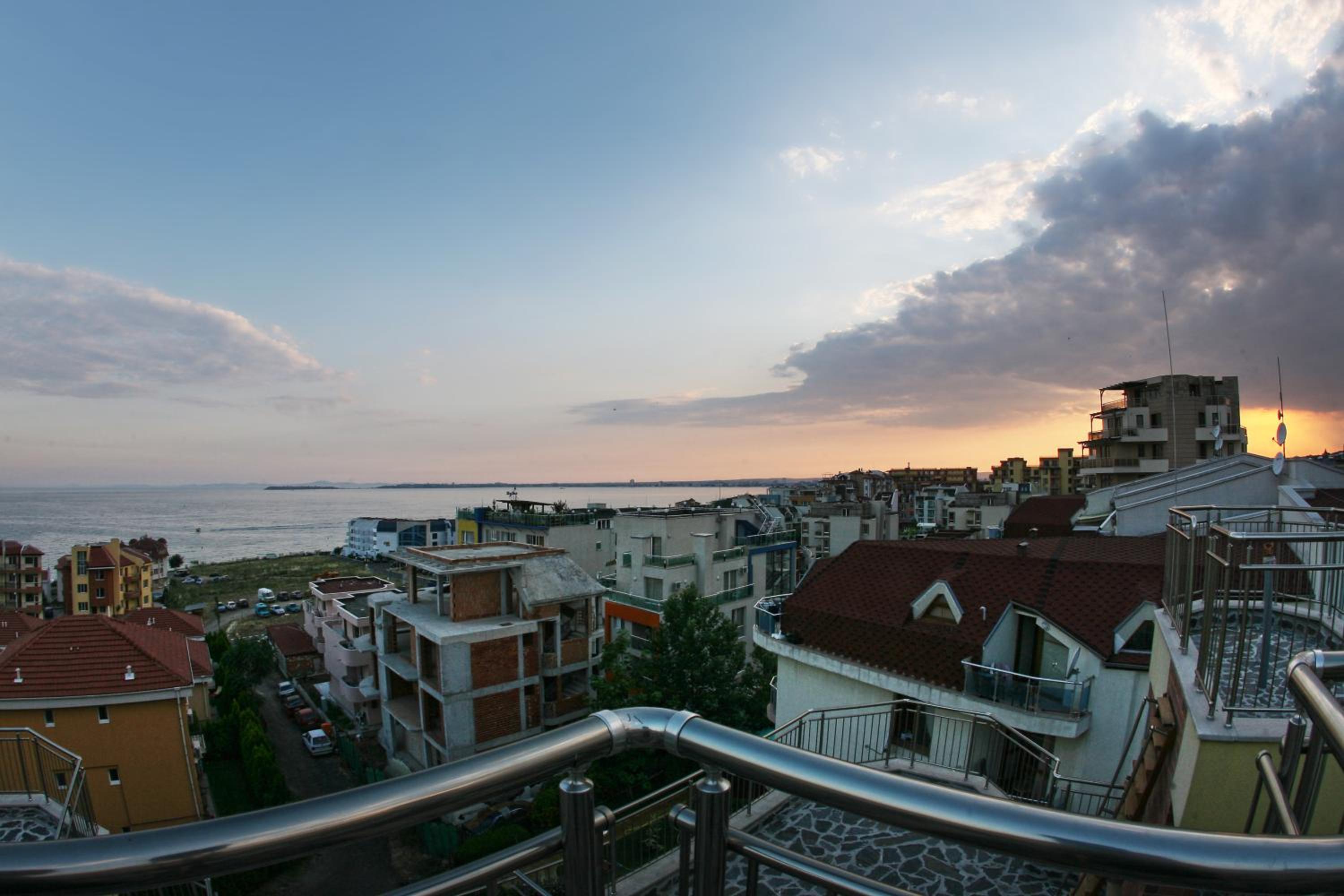 One-Bedroom Apartment with Balcony photo 2