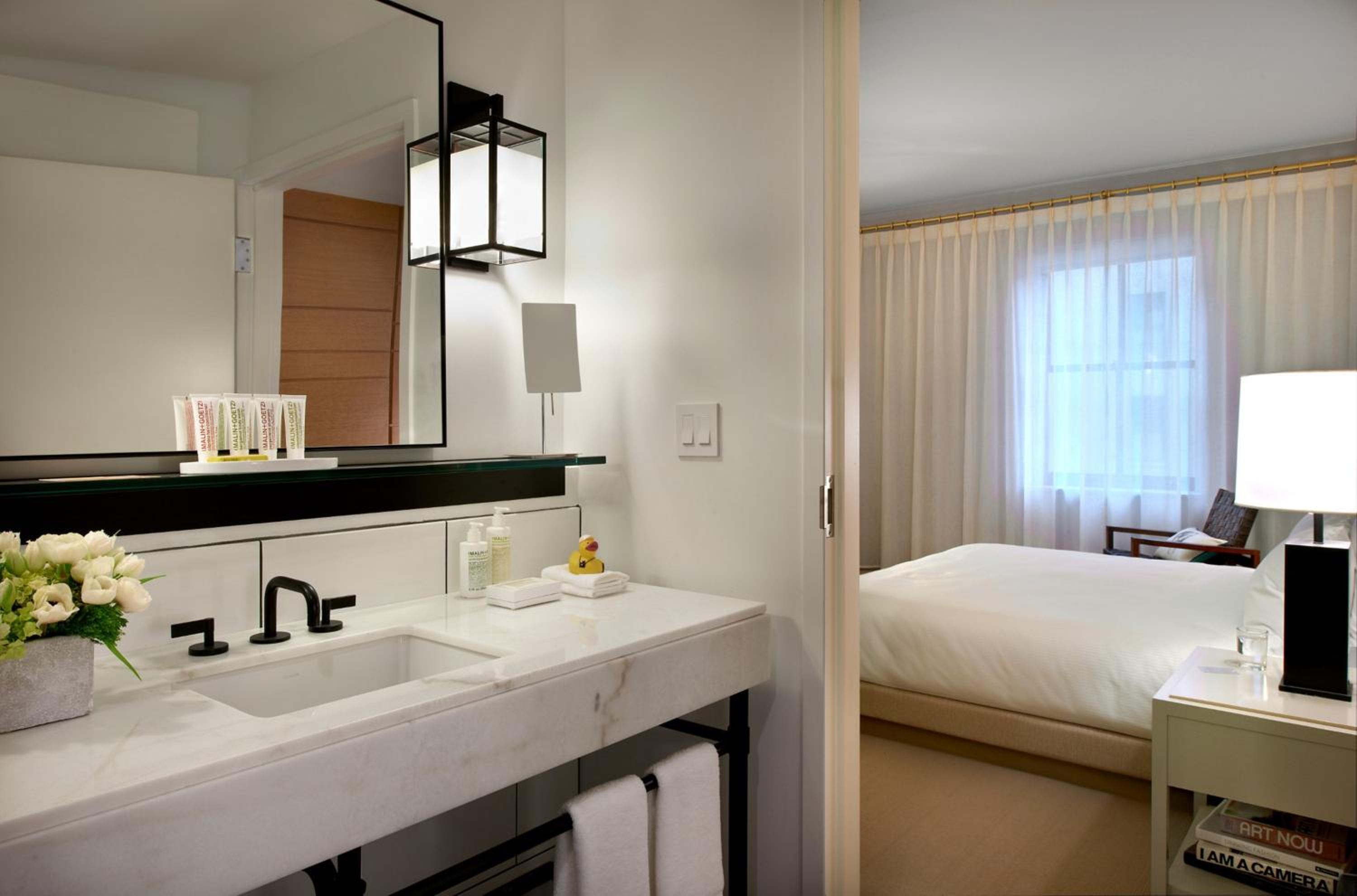 Luxury Suite with Roll-In Shower - Photo 2