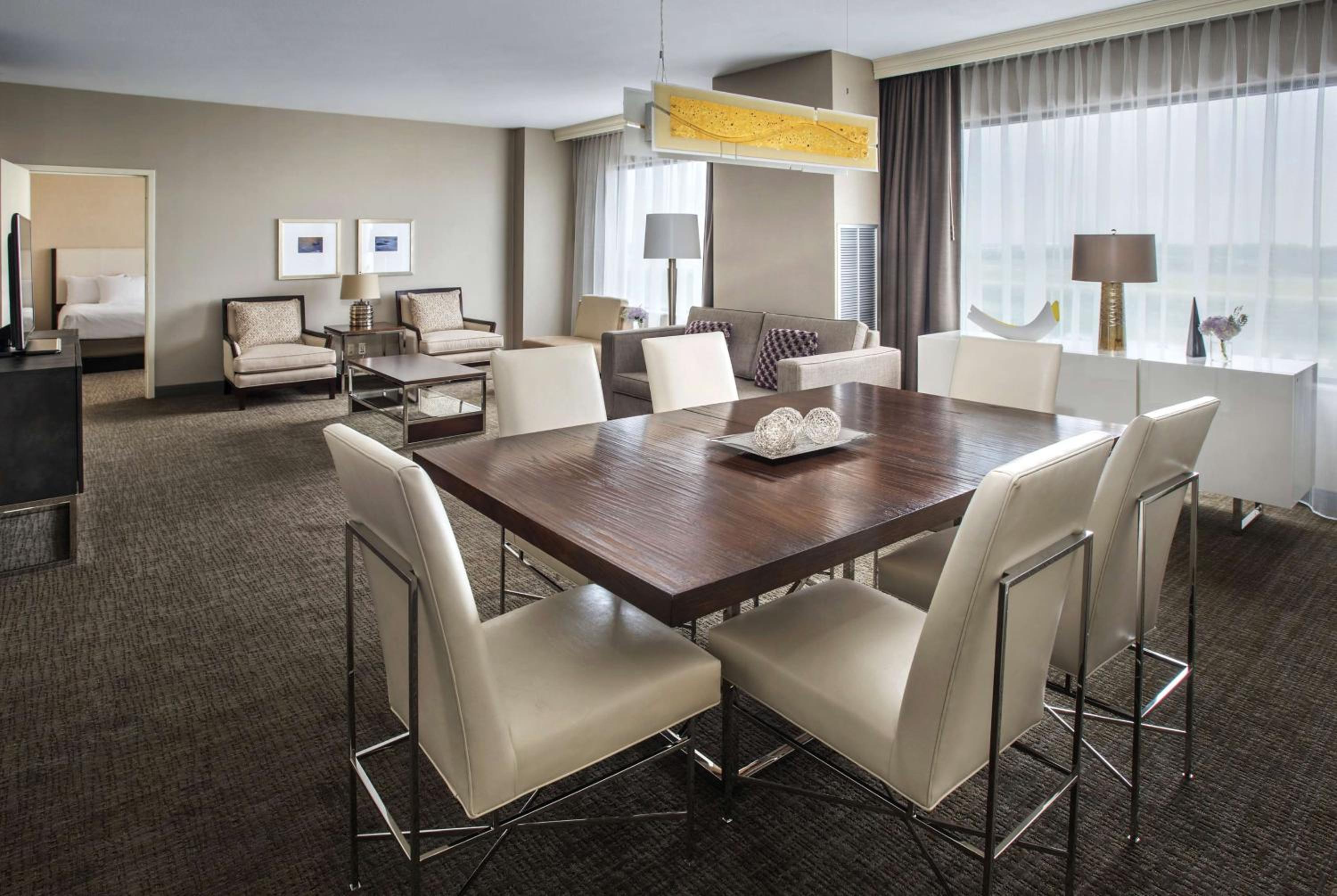 Executive Suite - Photo 3