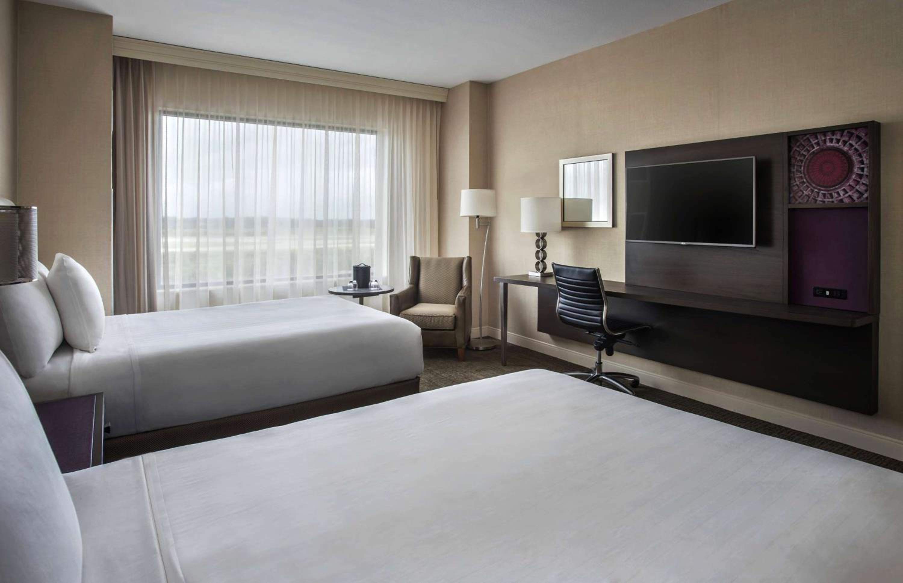 Double Room with Two Double Beds - High Floor/Mobility Accessible - Photo 3