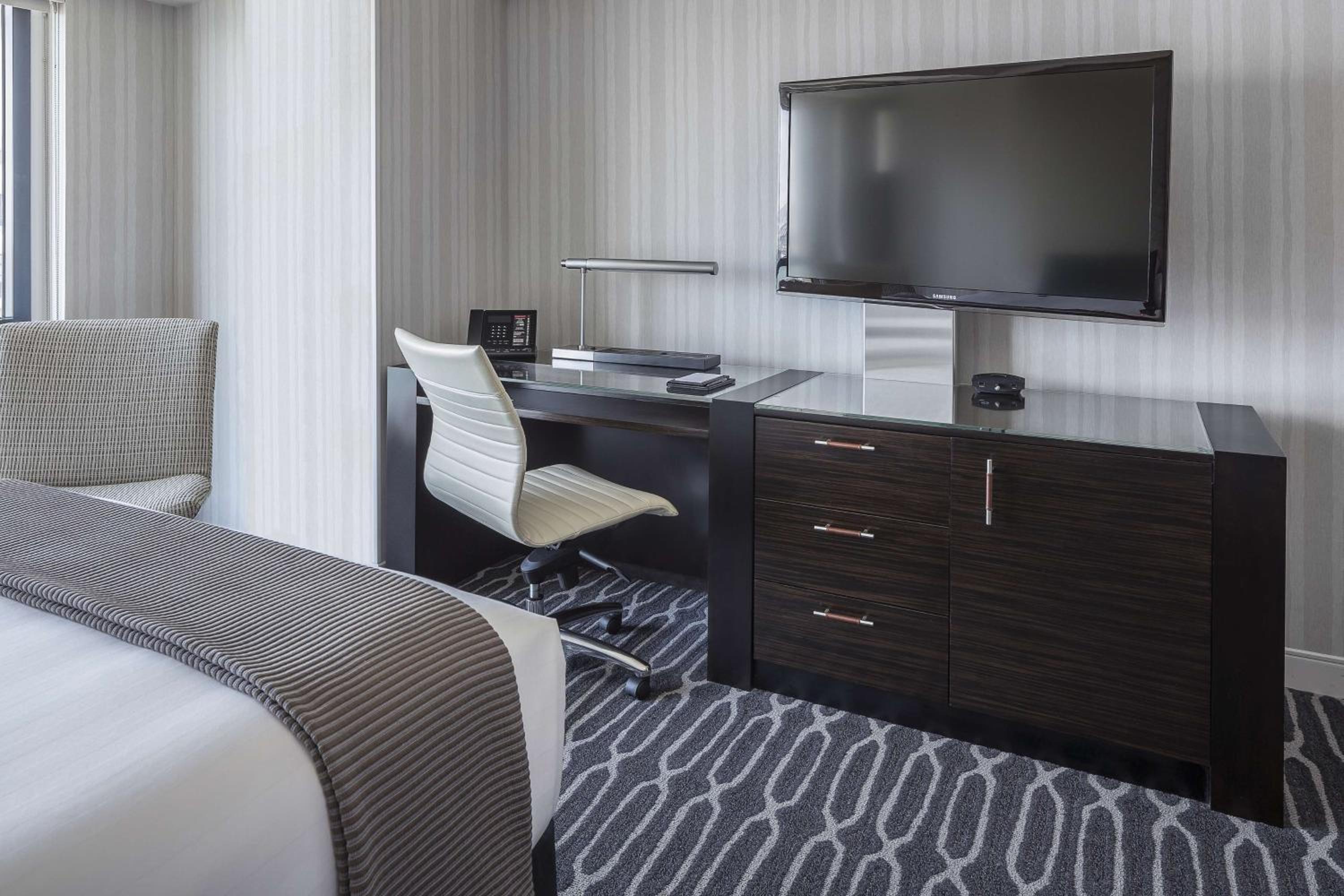 King Room with City View thumbnail 5