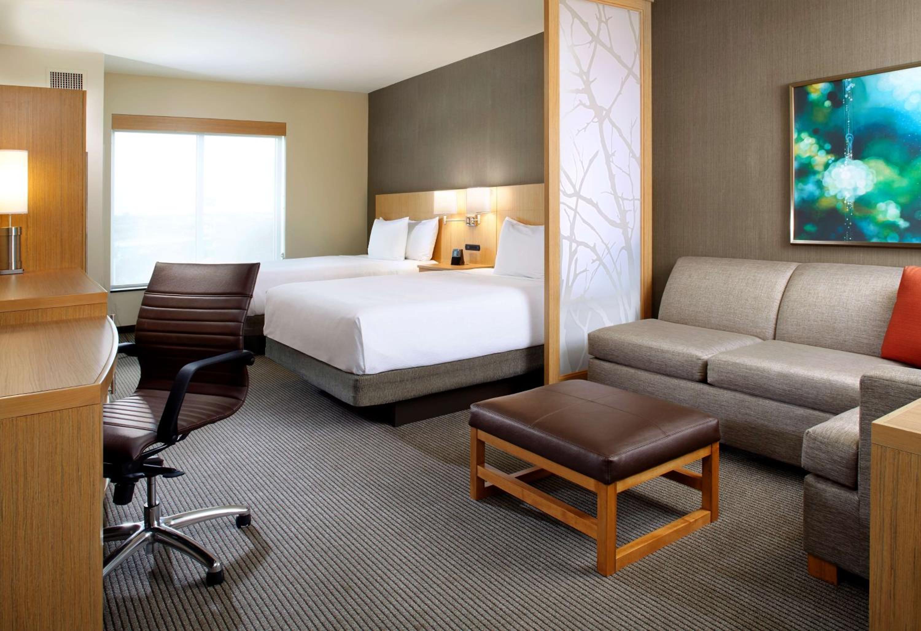 Queen Room with Two Queen Beds and Sofa Bed - High Floor photo 2