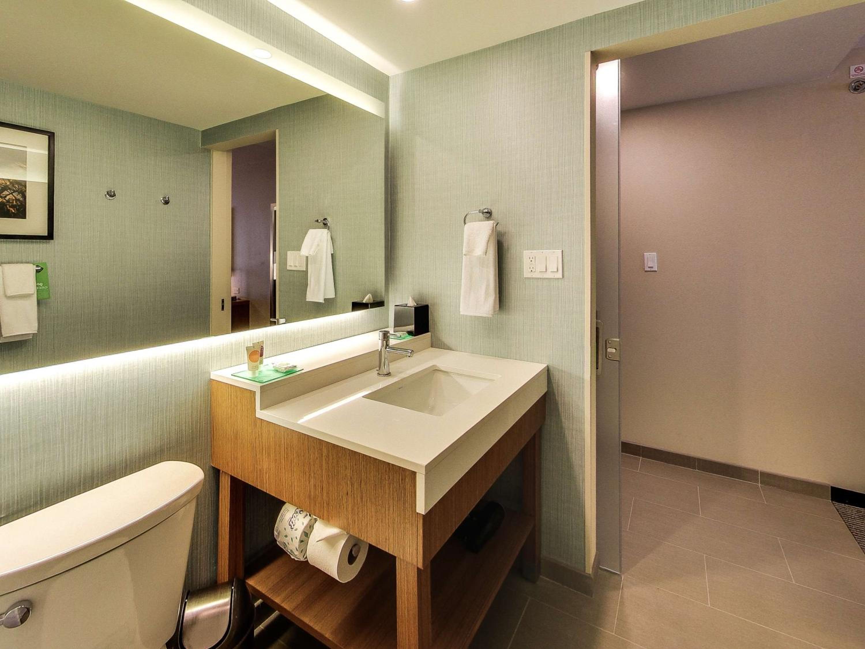 Queen Room with Two Queen Beds and Sofa Bed - High Floor photo 3