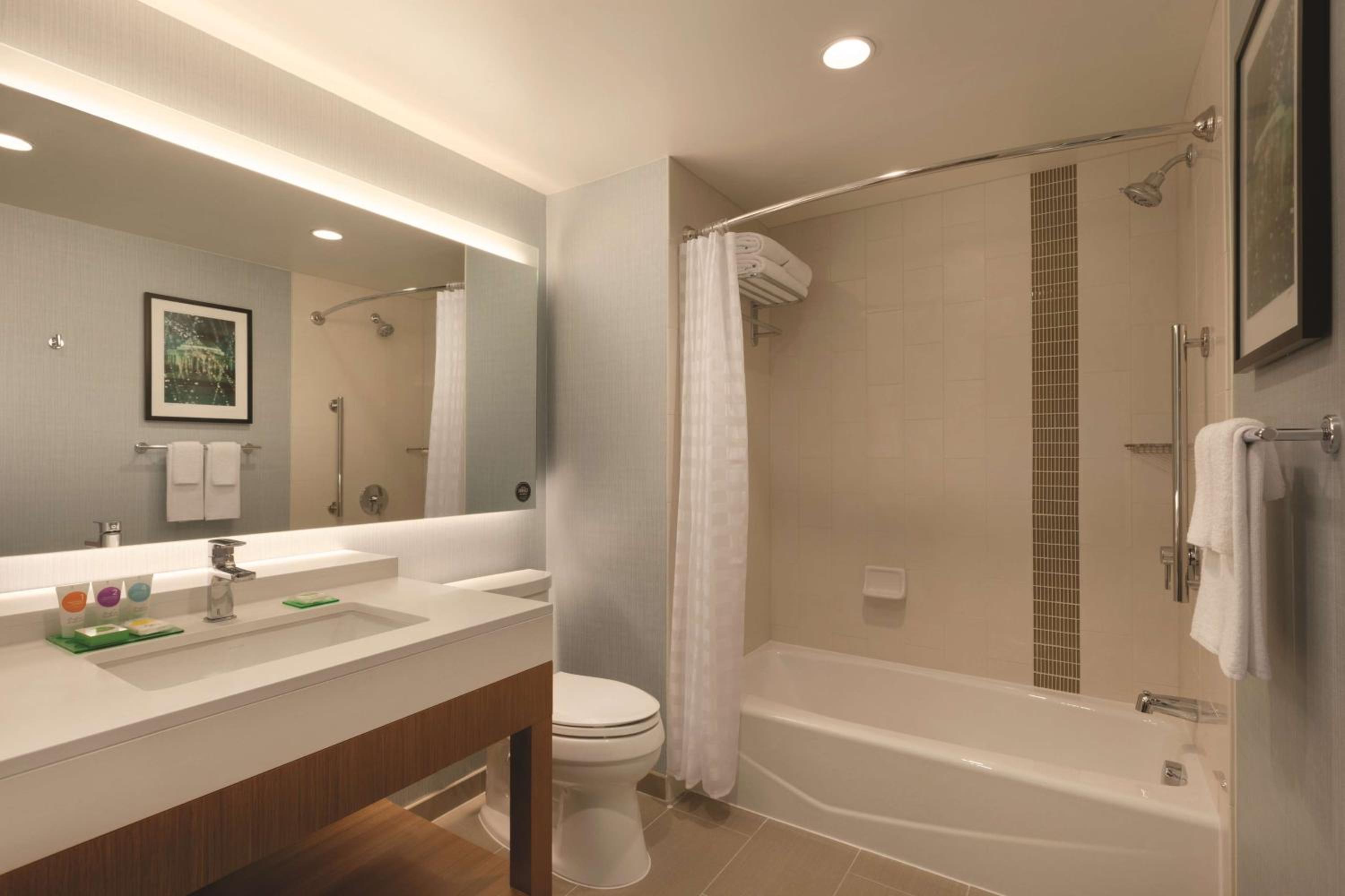 Queen Room with Two Queen Beds and View thumbnail 5