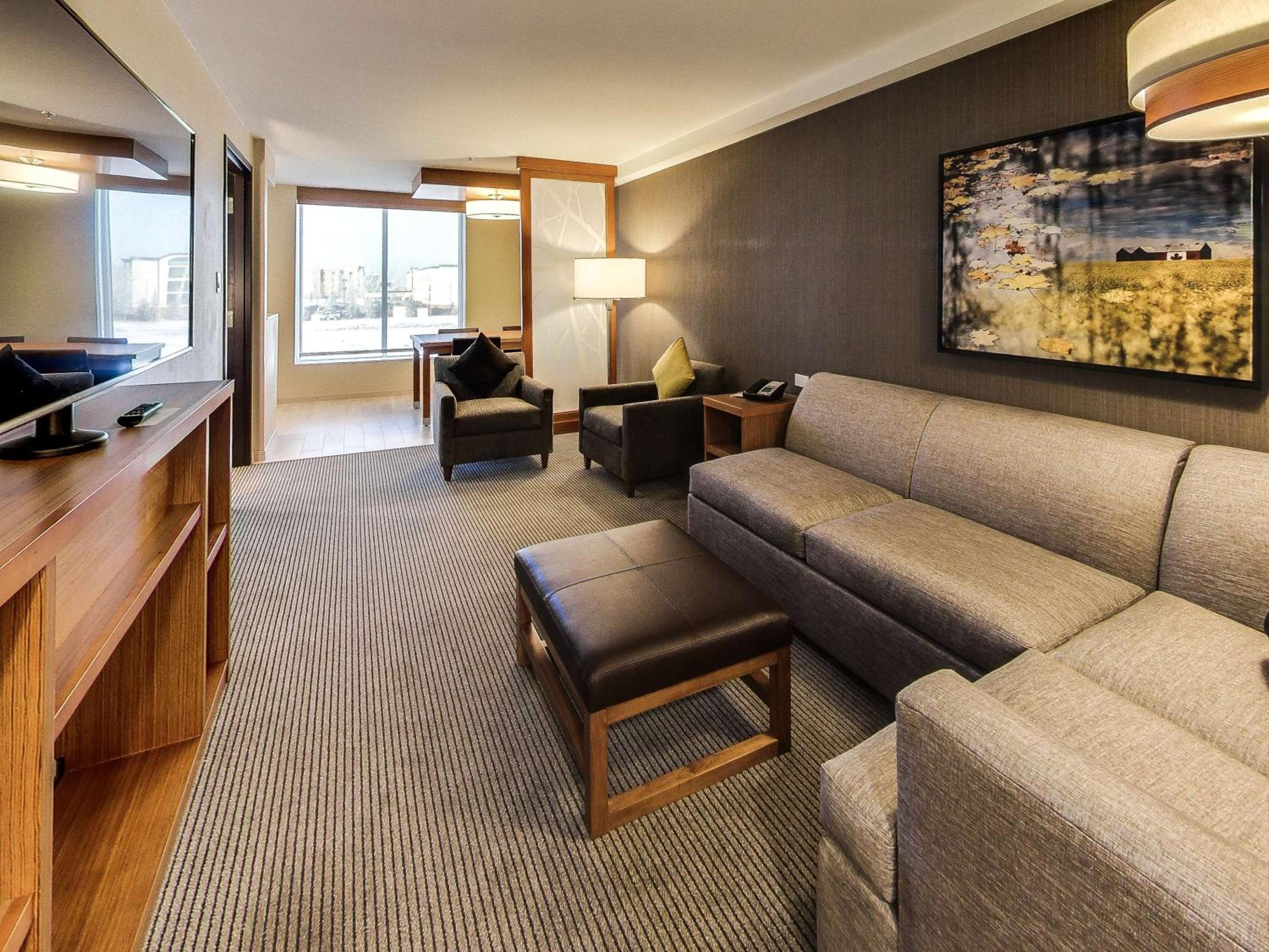 One-Bedroom King Suite with Sofa Bed photo 1