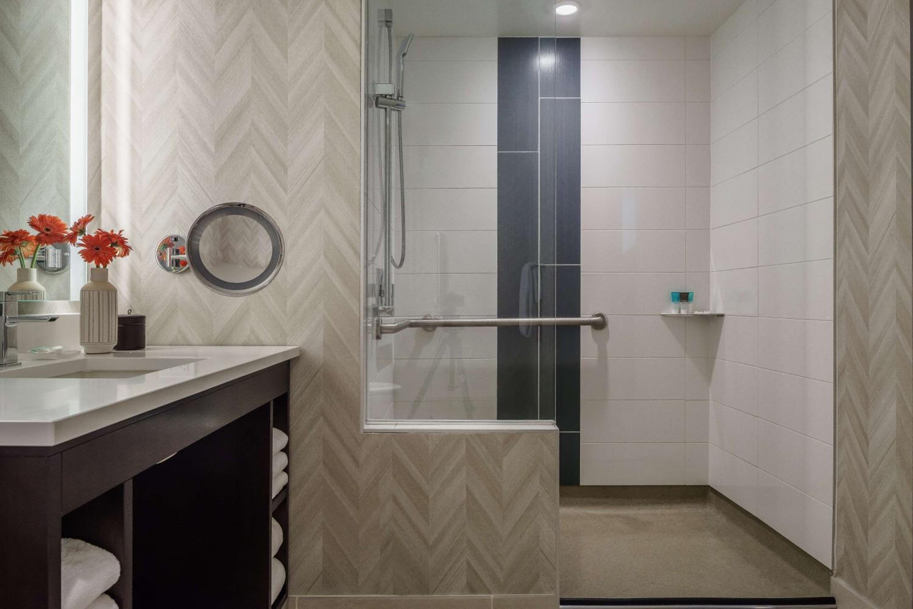 King Room with Accessible Shower - Disability Access