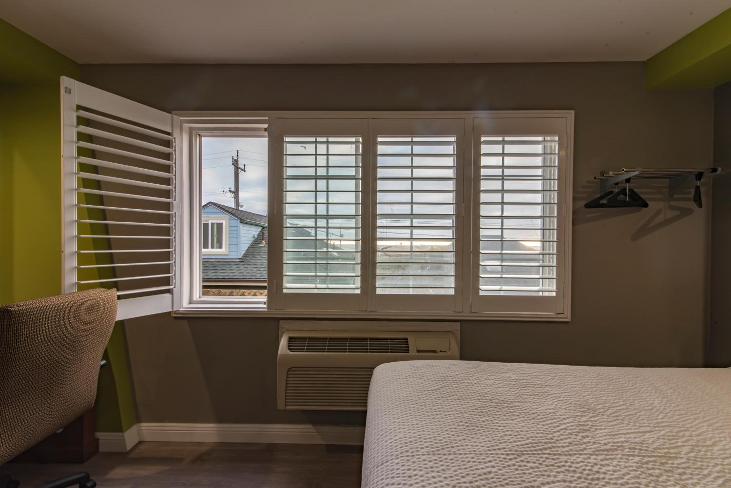 Queen Room with Two Queen Beds - Photo 4
