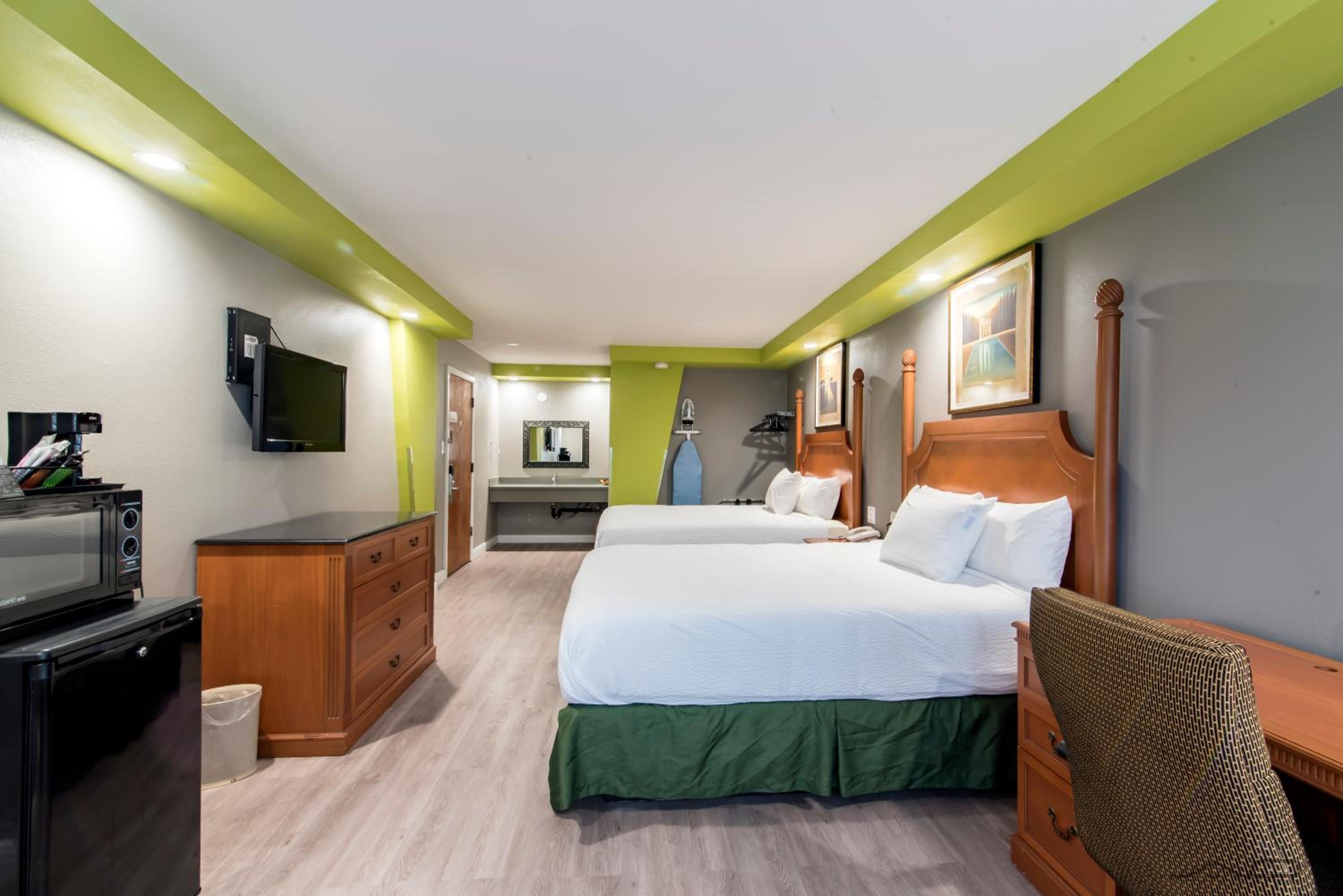 Queen Room with Two Queen Beds - Photo 2