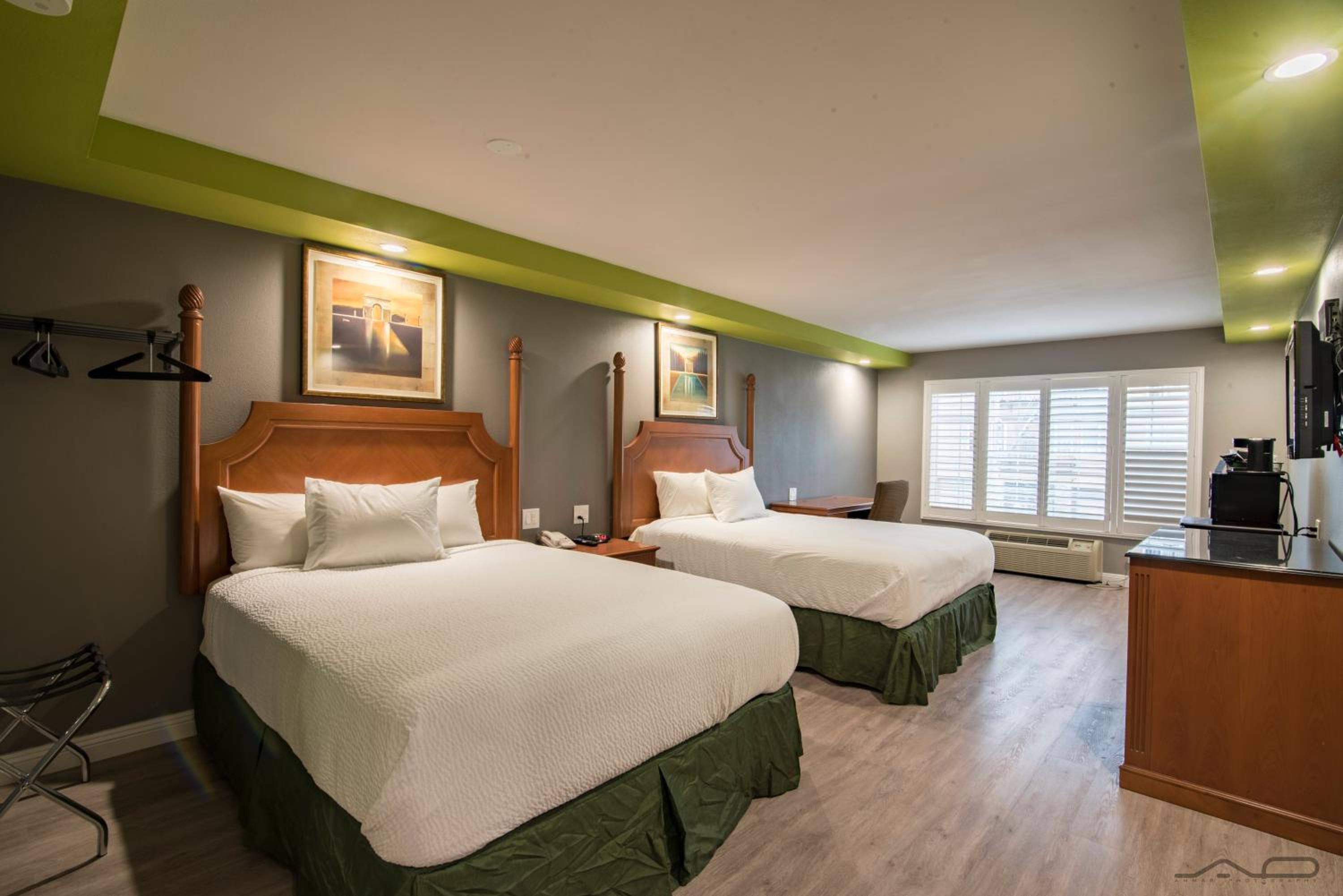 Queen Room with Two Queen Beds - Photo 3