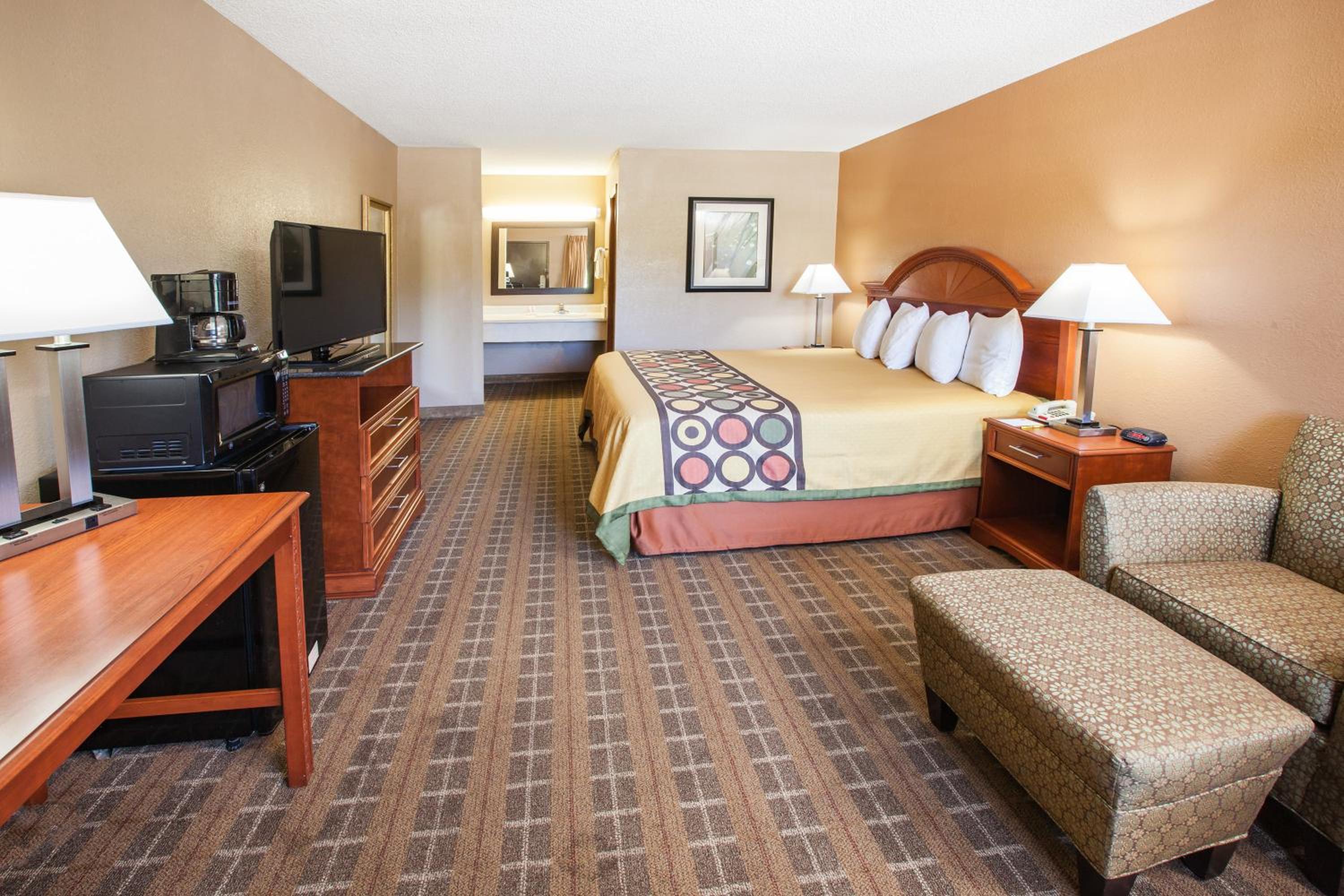 King Room - Non-Smoking - Photo 3